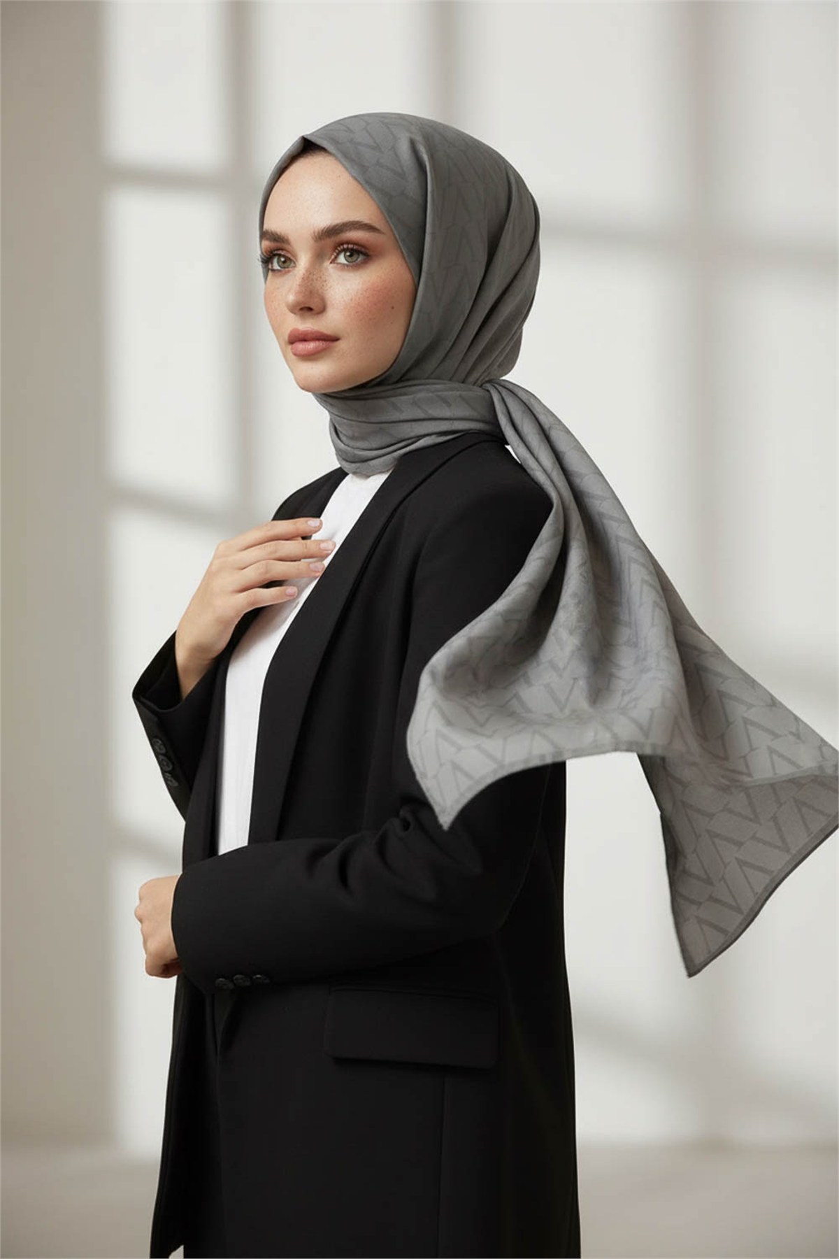 KREP DEGRADELİ MONOGRAM DESENLİ GÜMÜŞ RENKLİ 75X195 KIRIŞMAZ ŞAL