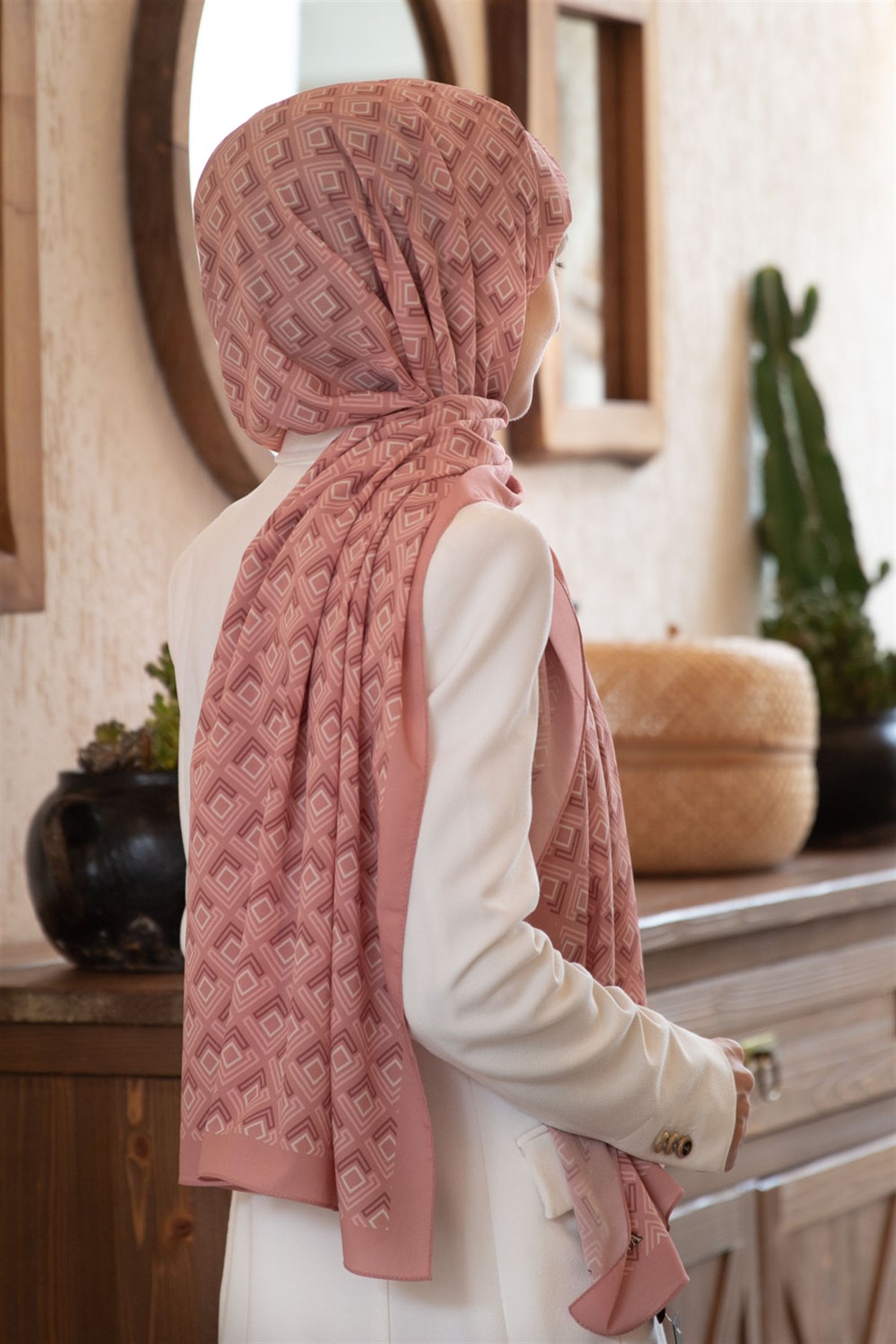 KREP MİNİ MOTİF DESENLİ PUDRA RENKLİ 75X195 KIRIŞMAZ ŞAL