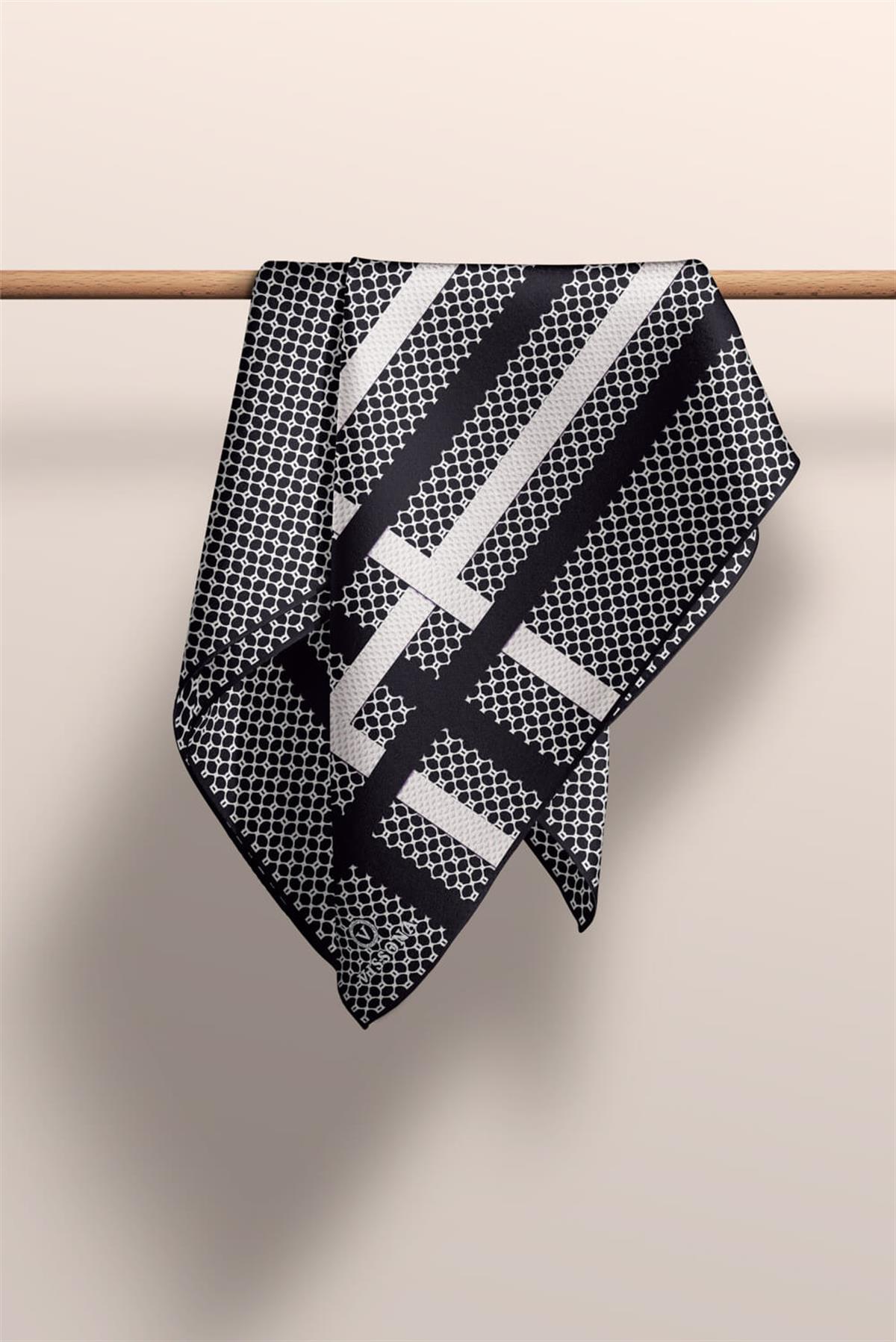 %100 Twill İpek Bantlı Monogram Desenli Siyah - Krem Renkli 90x90 Eşarp Dikim Şekli : El Dikişi