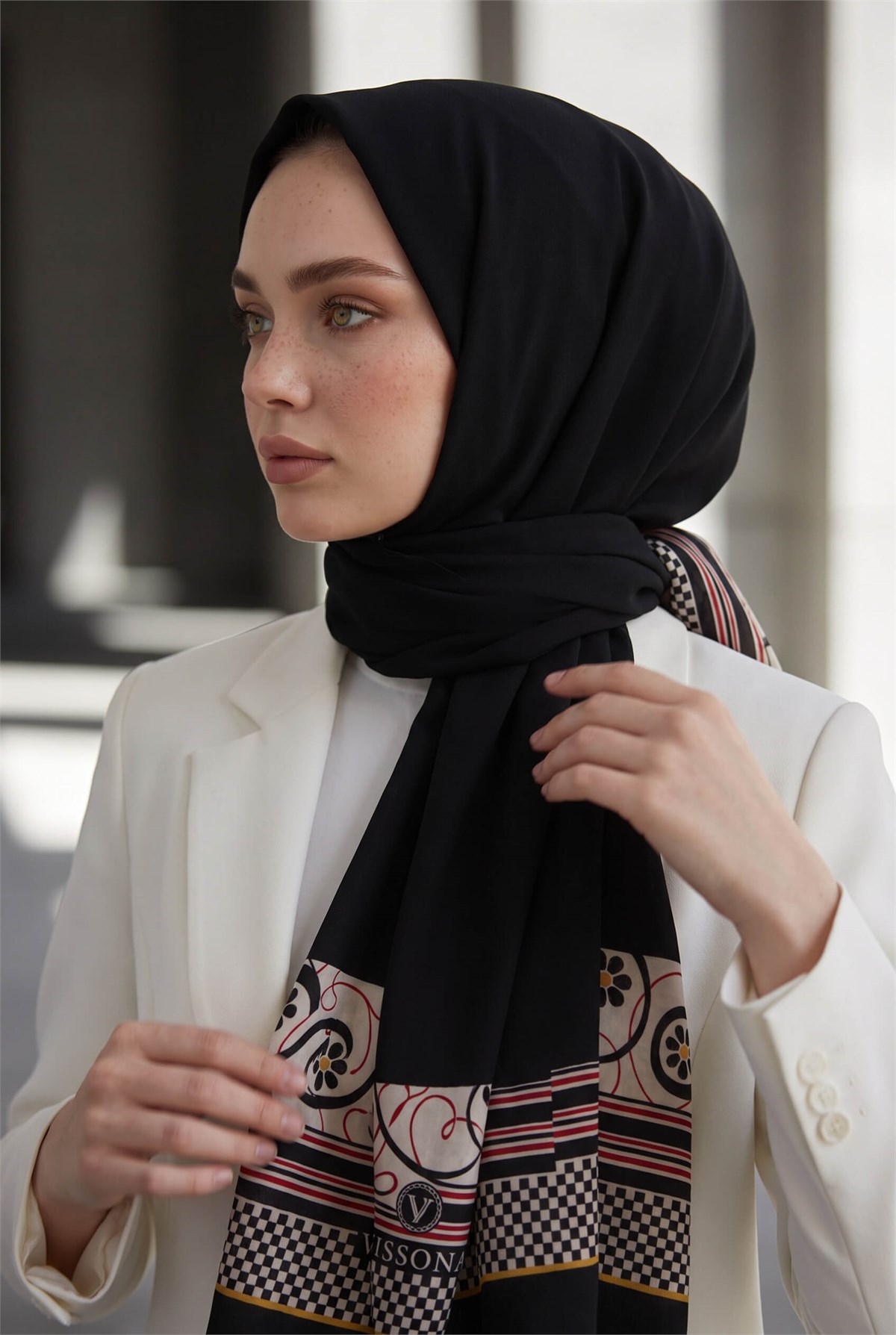 KREP KENAR MOTİFİ ÇİÇEK DESENLİ SİYAH RENKLİ 75X195 KIRIŞMAZ ŞAL
