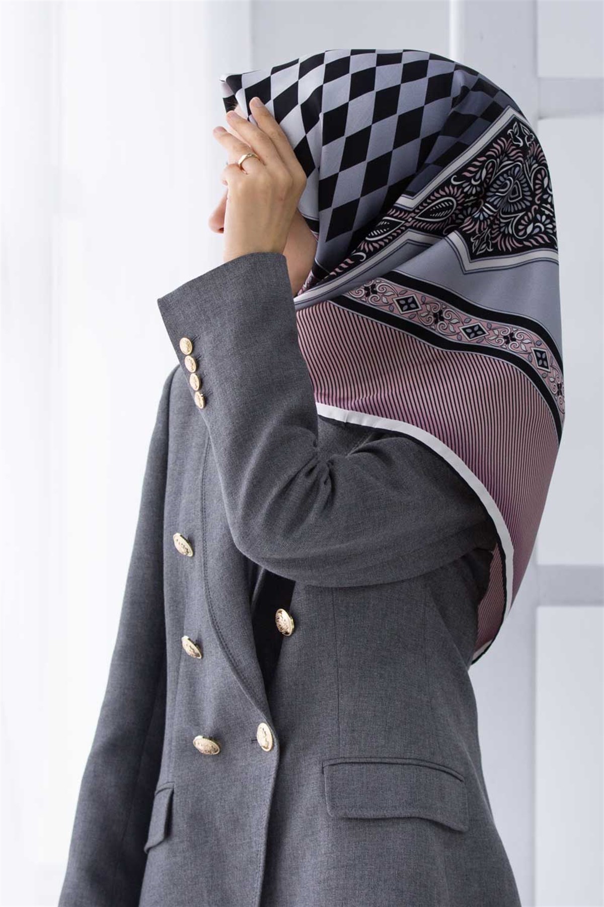 %100 Twill İpek Karo Desenli Pudra - Gri Renkli 90x90 Eşarp Dikim Şekli : El Dikişi
