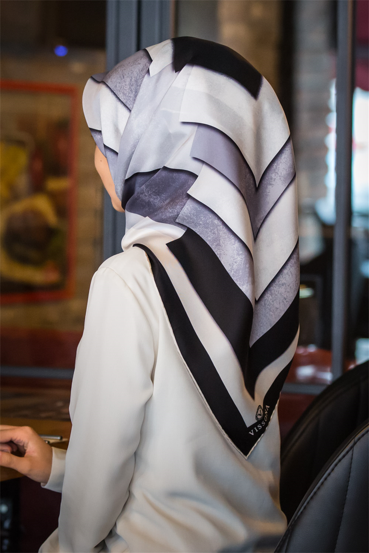 % 57 İPEK % 43 VİSKON Twill Geometrik Bulut  Desenli Siyahlı Grili  Renkli 90x90 Eşarp Dikim Şekli: El Dikişi