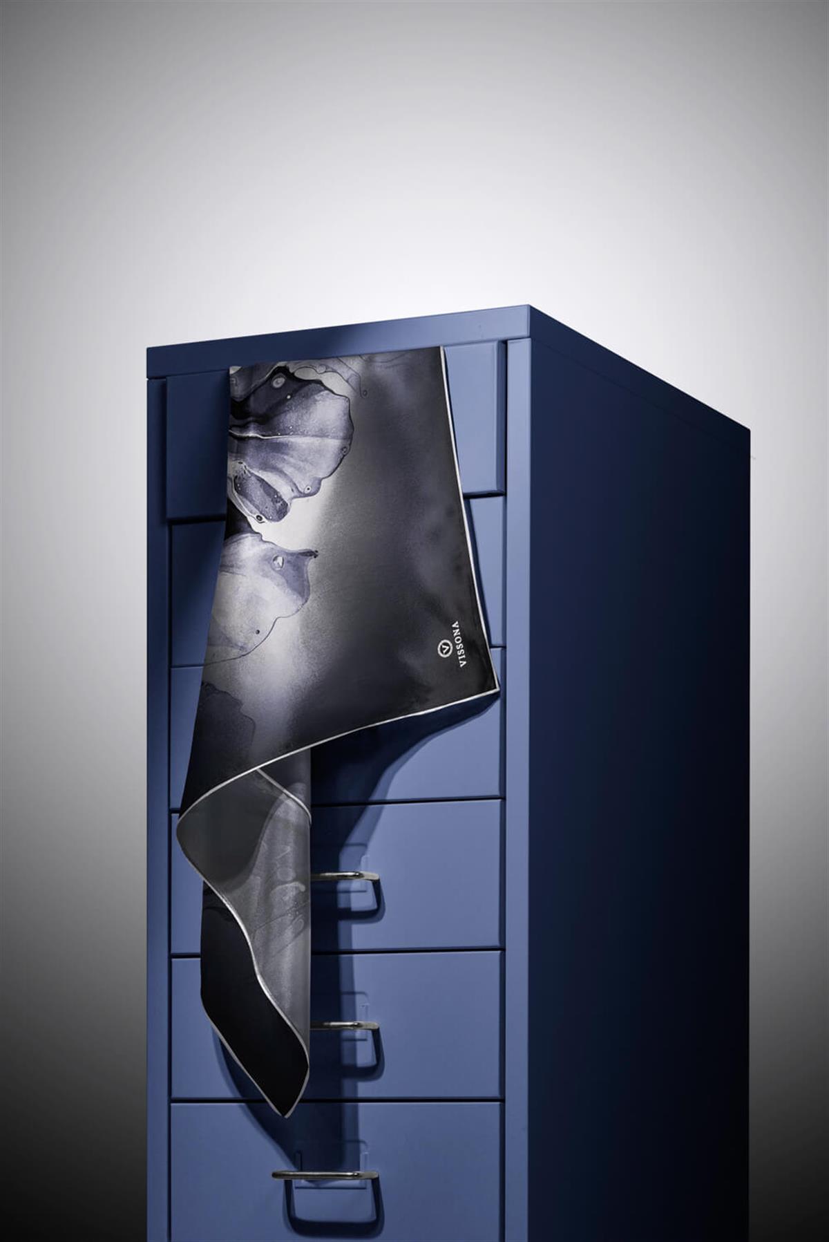 %100 Twill İpek Batik Çiçek Desenli Siyah - Gümüş Renkli 90x90 Eşarp Dikim Şekli : El Dikişi