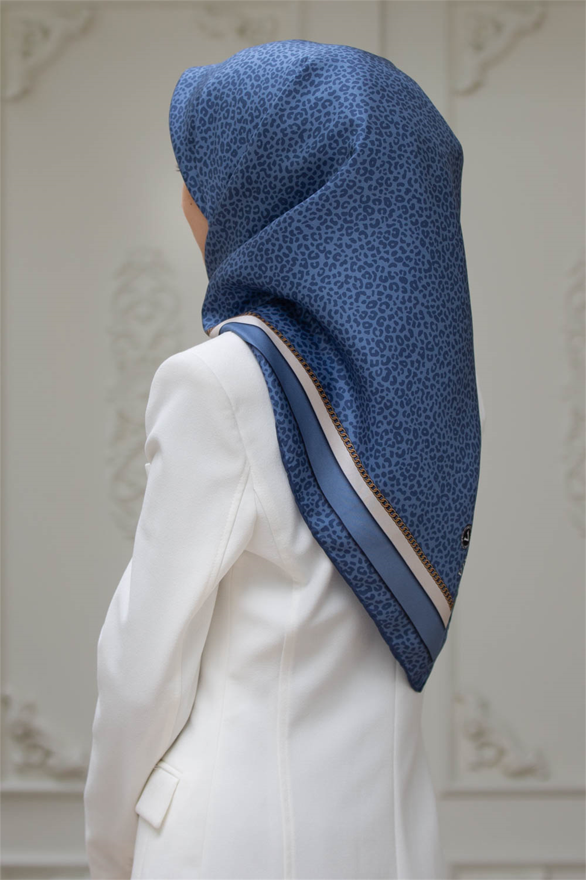 % 57 İPEK % 43 VİSKON Twill İpek Leopar Desenli İndigo - Krem Renkli 90x90 Eşarp Dikim Şekli : El Dikişi