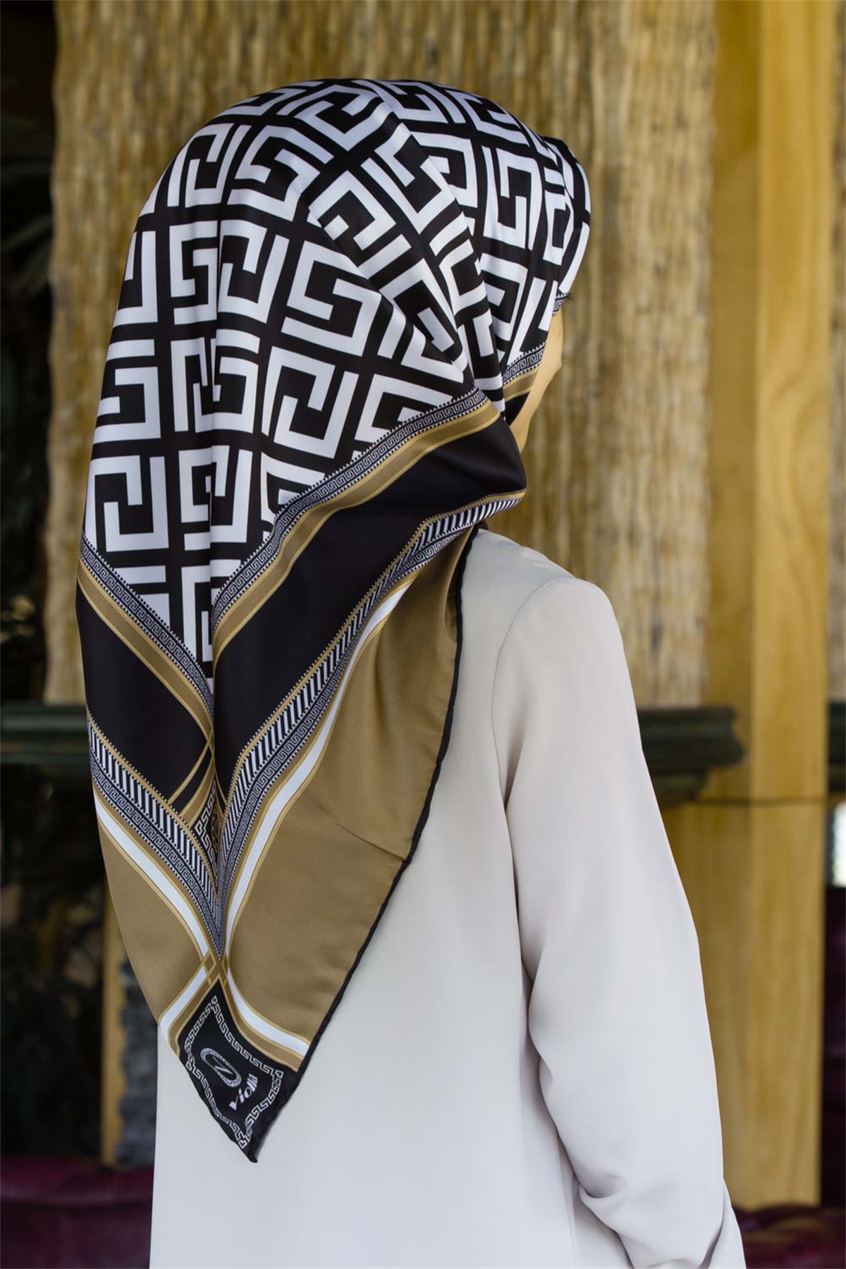 Twill Antik Desenli Bej Renkli 90x90 Eşarp (İpek İçermez) Kenar Dikiş Şekli El Dikişli