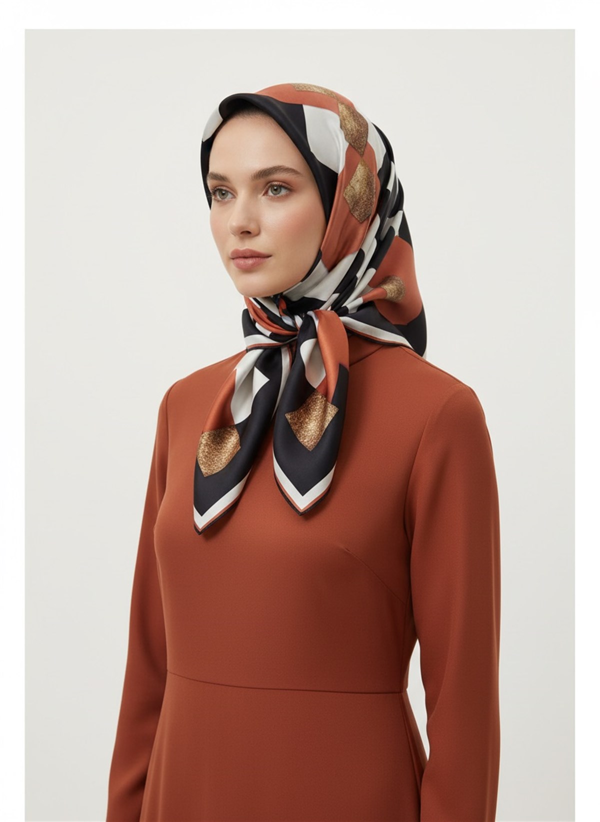 %100 Twill İpek Karo Desenli Siyah - Taba Renkli 90x90 Eşarp Dikim Şekli : El Dikişi