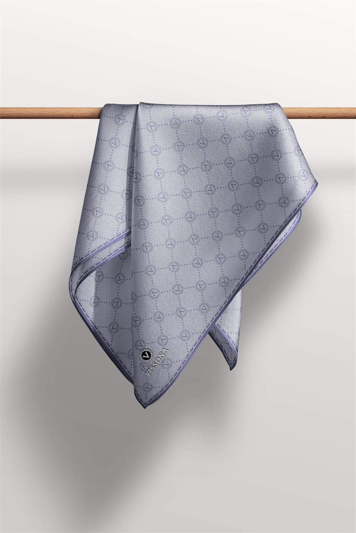 %100 Twill İpek Monogram Desenli Gri Renkli 90x90 Eşarp Dikim Şekli : El Dikişi