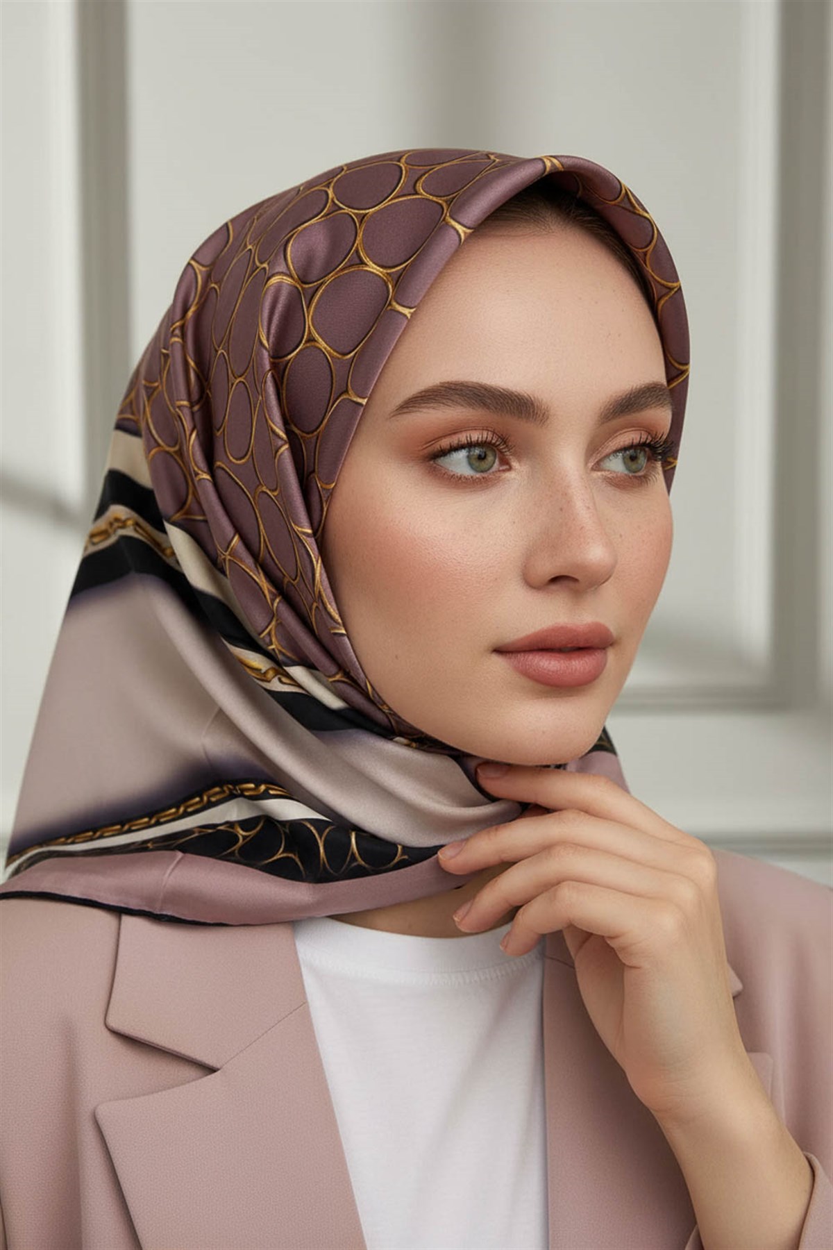 %100 Twill İpek Gold Halka Desenli Pudra - Siyah Renkli 90x90 Eşarp Dikim Şekli : El Dikişi