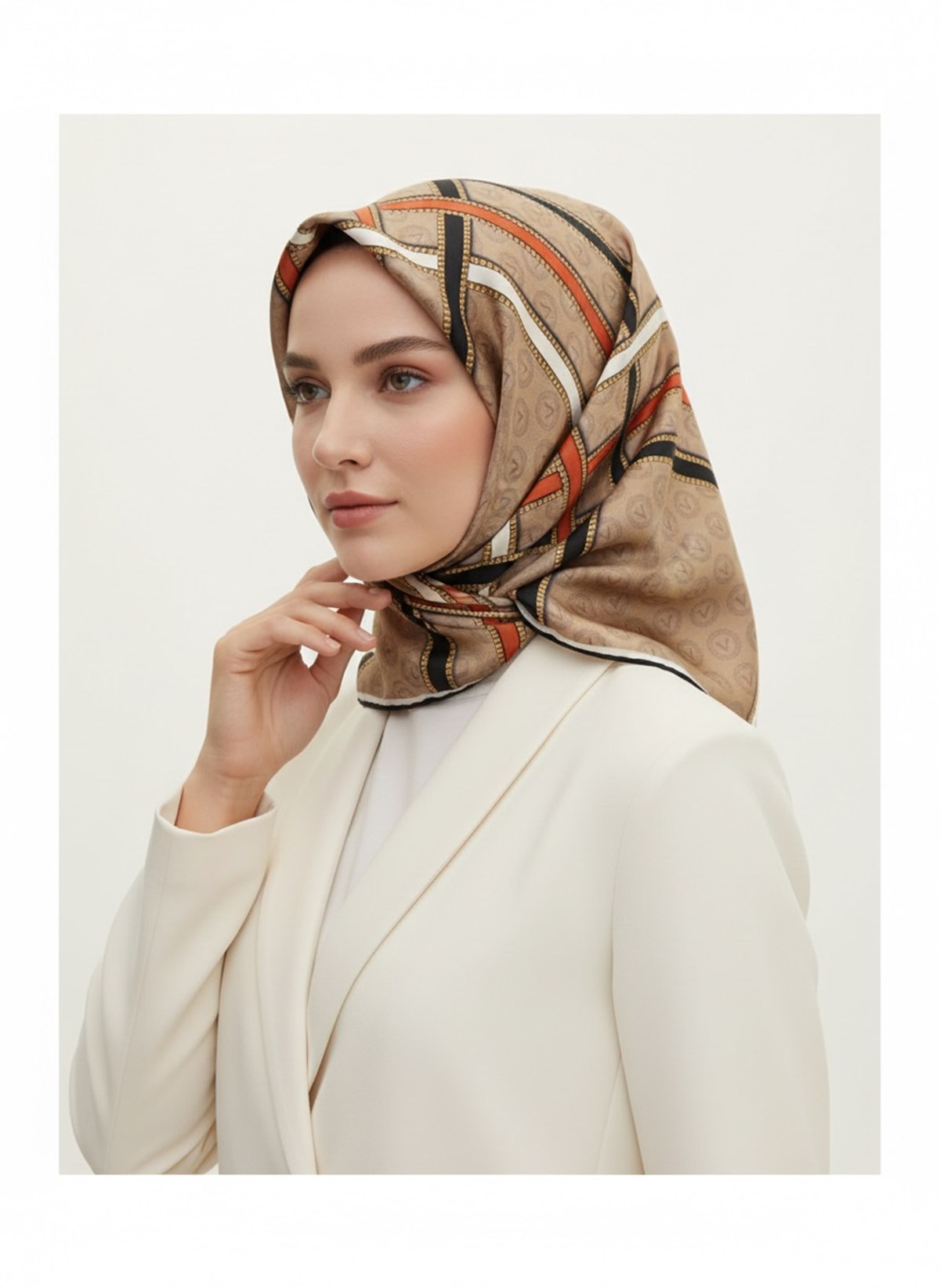 %100 Twill İpek Gold Şeritli Monogram Desenli Bej - Taba Renkli 90x90 Eşarp Dikim Şekli : El Dikişi