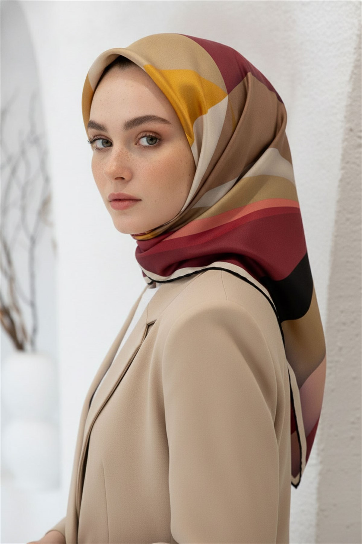 %100 Twill İpek Geometrik Desenli Bordo - Bej Renkli 90x90 Eşarp Dikim Şekli : El Dikişi