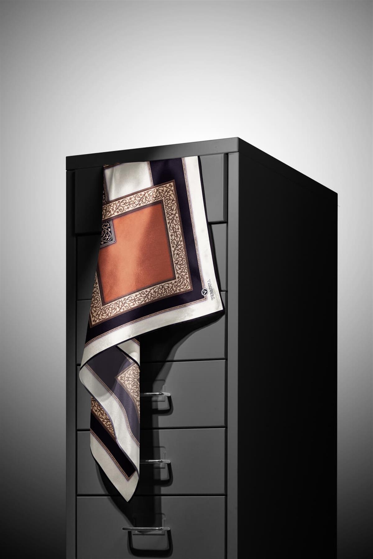 %100 Twill İpek Geometrik Desenli Siyah - Taba Renkli 90x90 Eşarp Dikim Şekli : El Dikişi