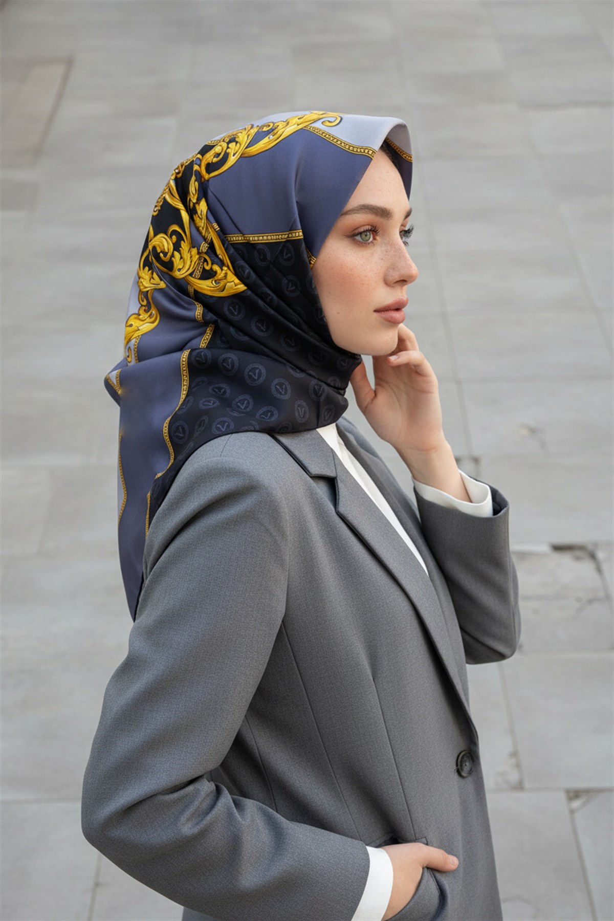 %100 Twill İpek Monogram Ve Barok Desenli Siyah - Gri Renkli 90x90 Eşarp Dikim Şekli : El Dikişi