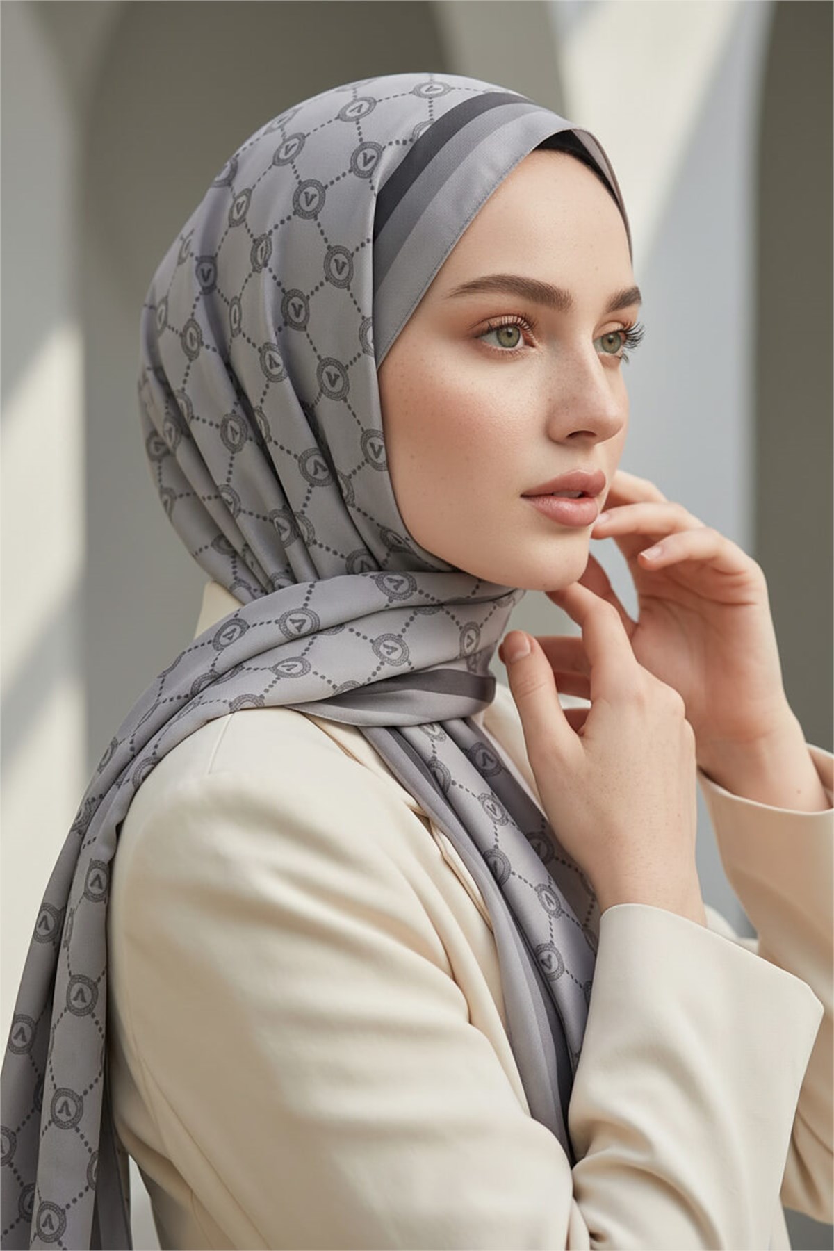 KREP MONOGRAM DESENLİ GRİ RENKLİ 75X195 KIRIŞMAZ ŞAL