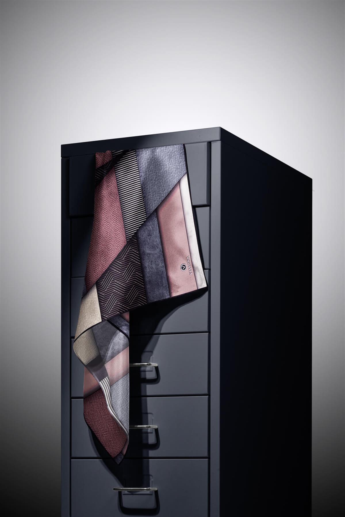 %100 Twill İpek Dokulu ve Geometrik Desenli Pudra - Gri Renkli 90x90 Eşarp Dikim Şekli : El Dikişi