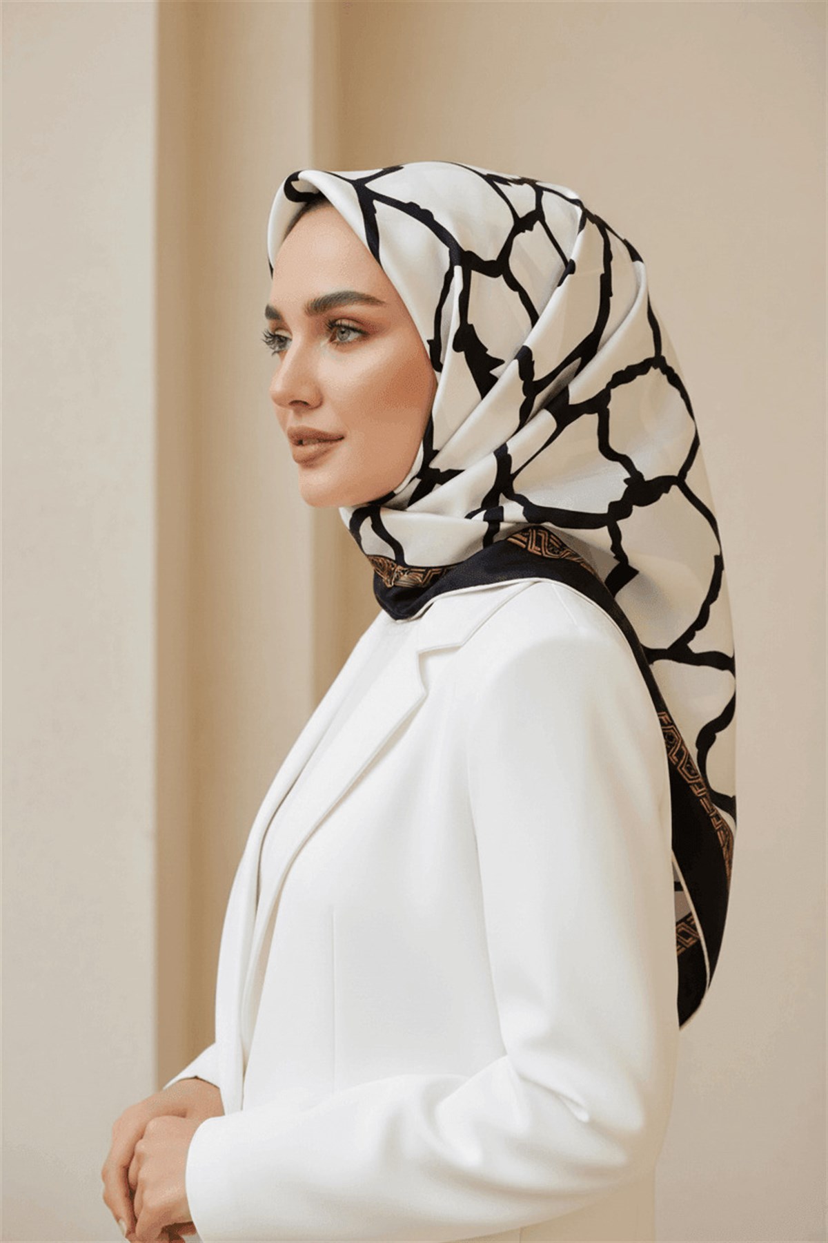% 57 İPEK % 43 VİSKON Twill Taş Desenli Krem - Siyah Renkli 90x90 Eşarp Dikim Şekli: El Dikişi