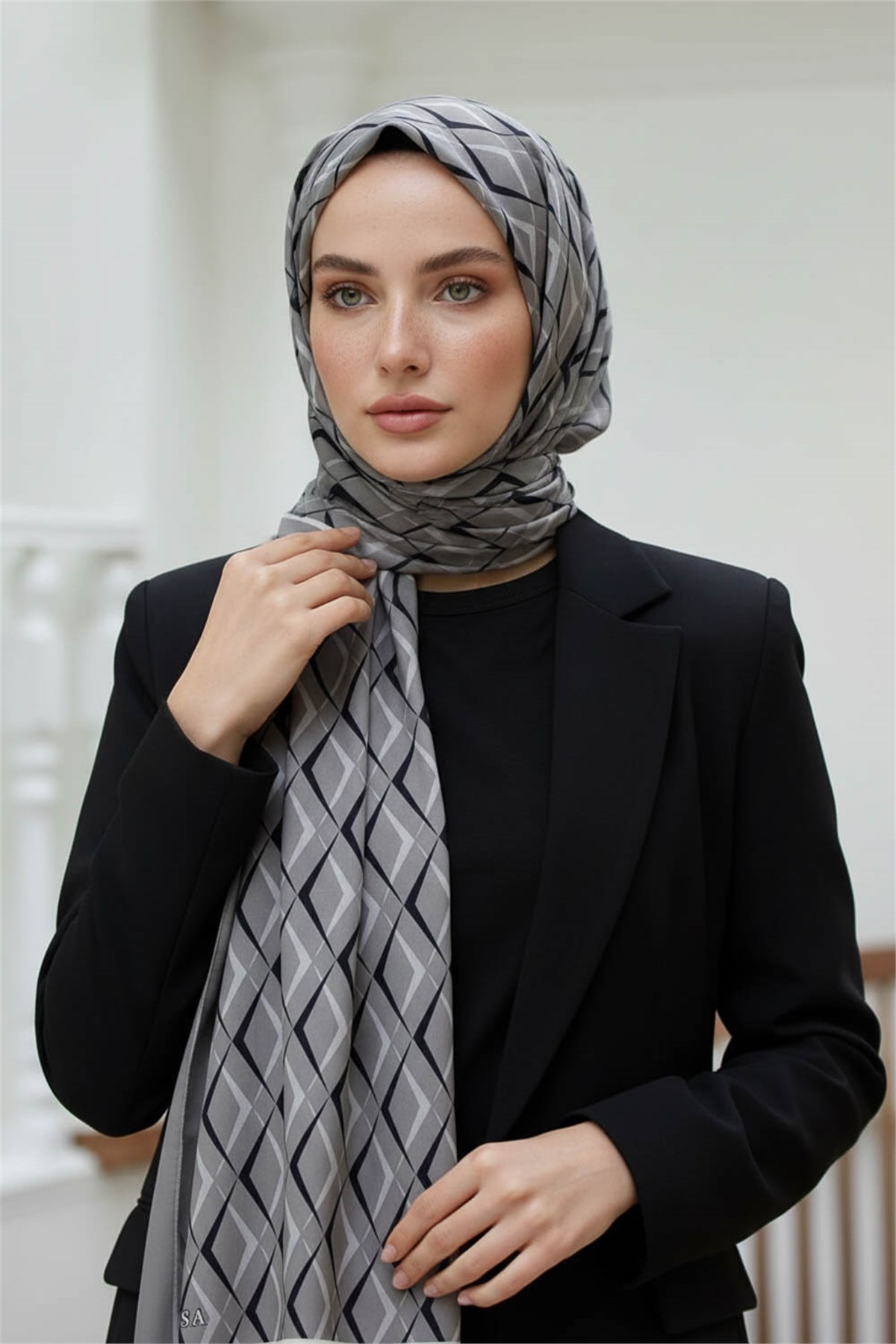 KREP GEOMETRİK DESENLİ GRİ RENKLİ 75X195 KIRIŞMAZ ŞAL