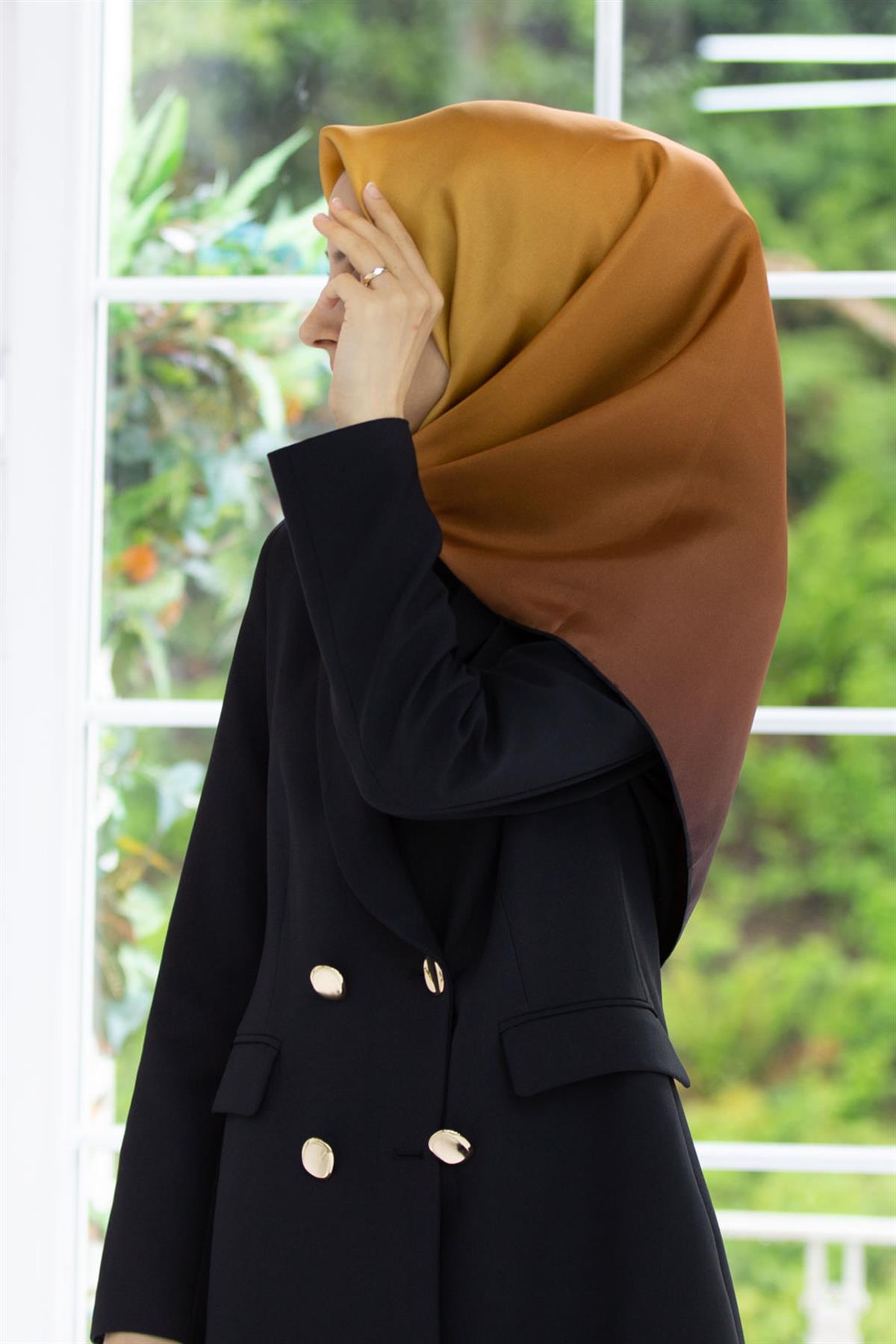 %100 Twill İpek Degrade Desenli Gold Renkli 90x90 Eşarp Dikim Şekli : El Dikişi