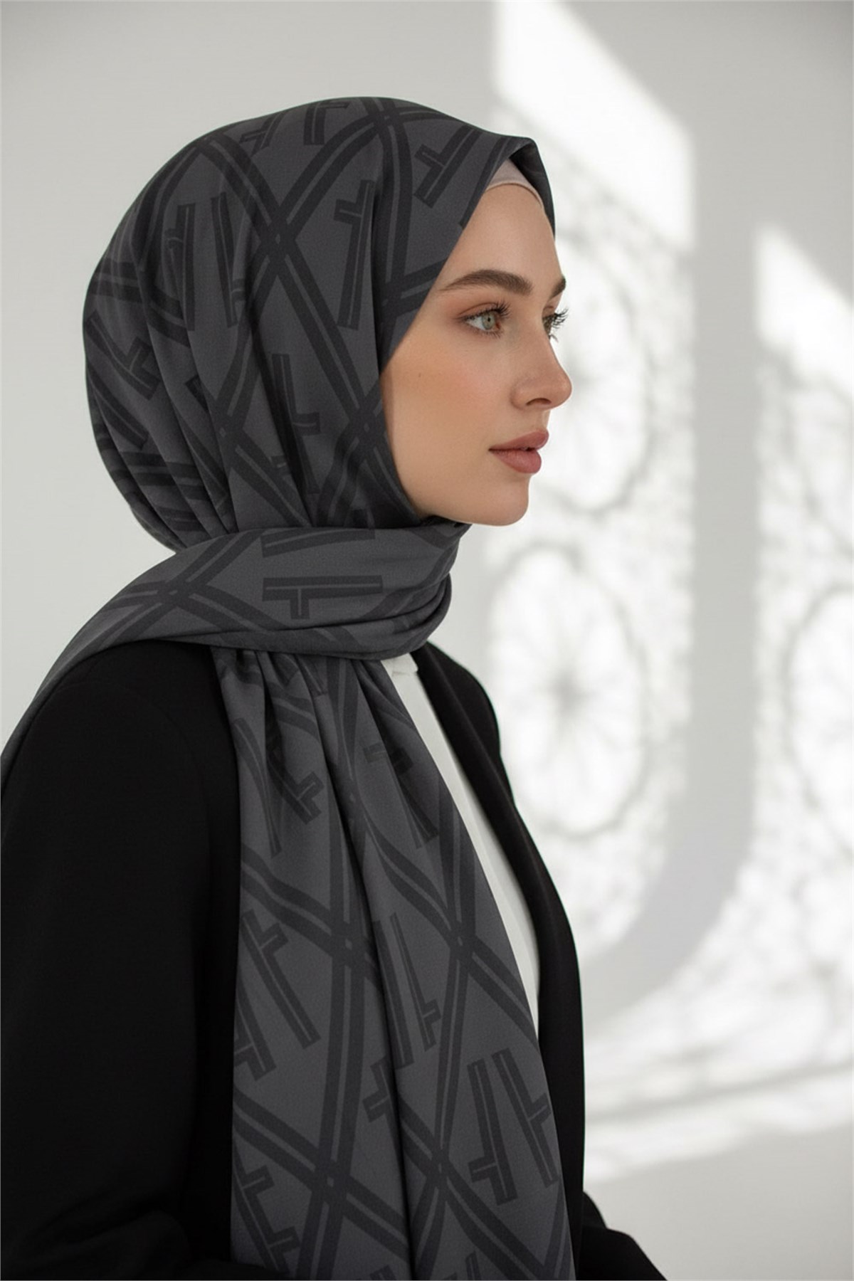 KREP MONOGRAM DESENLİ FÜME RENKLİ 75X195 KIRIŞMAZ ŞAL