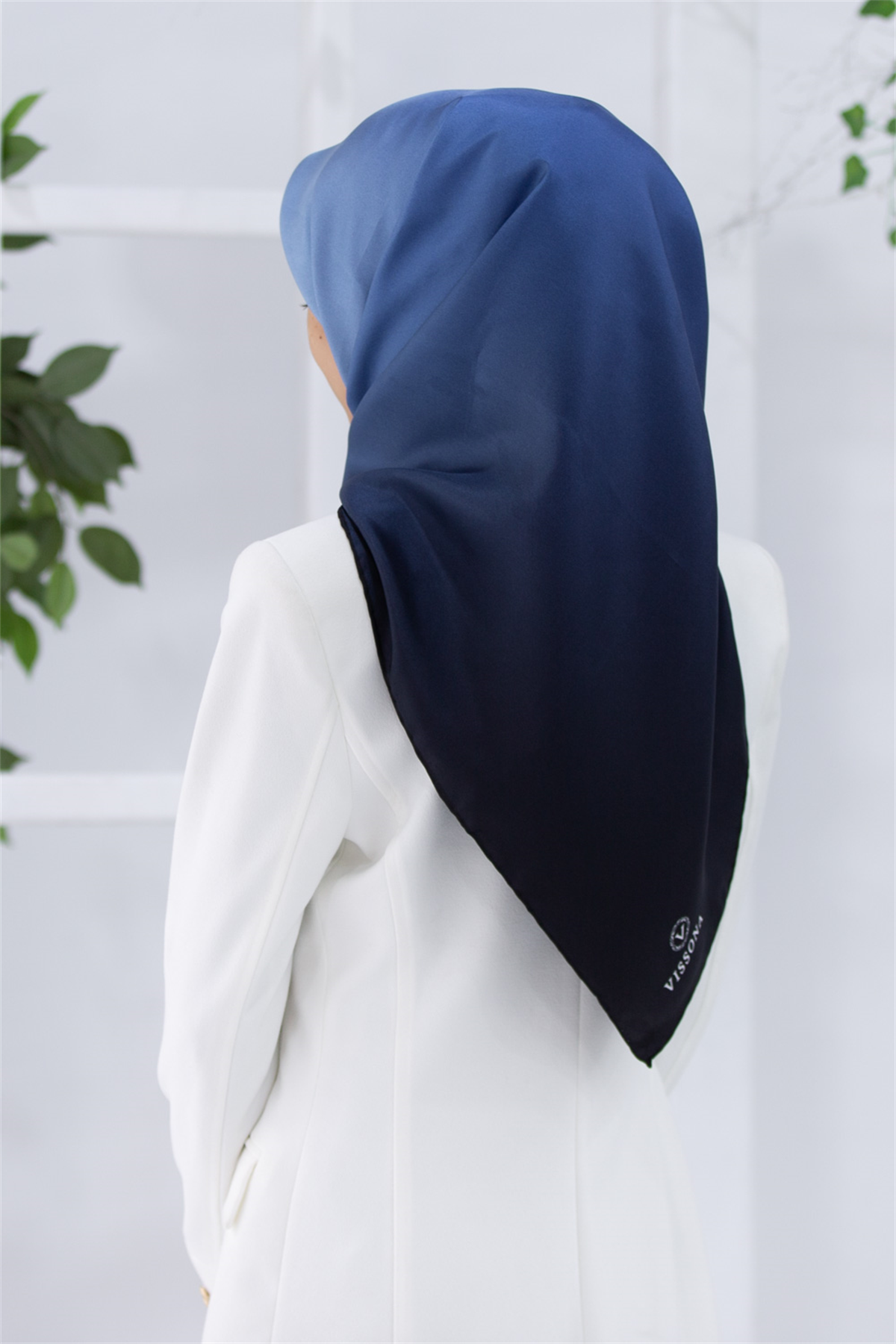 % 57 İPEK % 43 VİSKON Twill İpek Degrade Desenli Buz Mavisi Renkli 90x90 Eşarp Dikim Şekli : El Dikişi