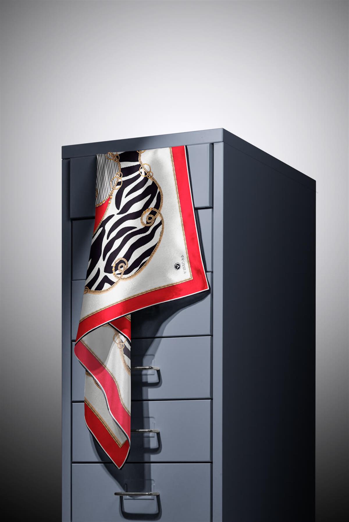%100 Twill İpek Zincirli Ve Zebra Desenli Kırmızı - Siyah Renkli 90x90 Eşarp Dikim Şekli : El Dikişi