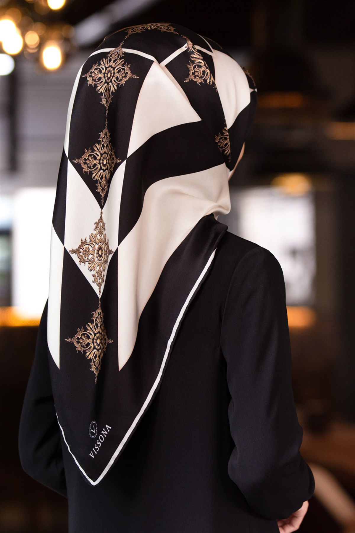 %100 Twill İpek Geometrik ve Barok Desenli Siyah - Krem Renkli 90x90 Eşarp Dikim Şekli : El Dikişi