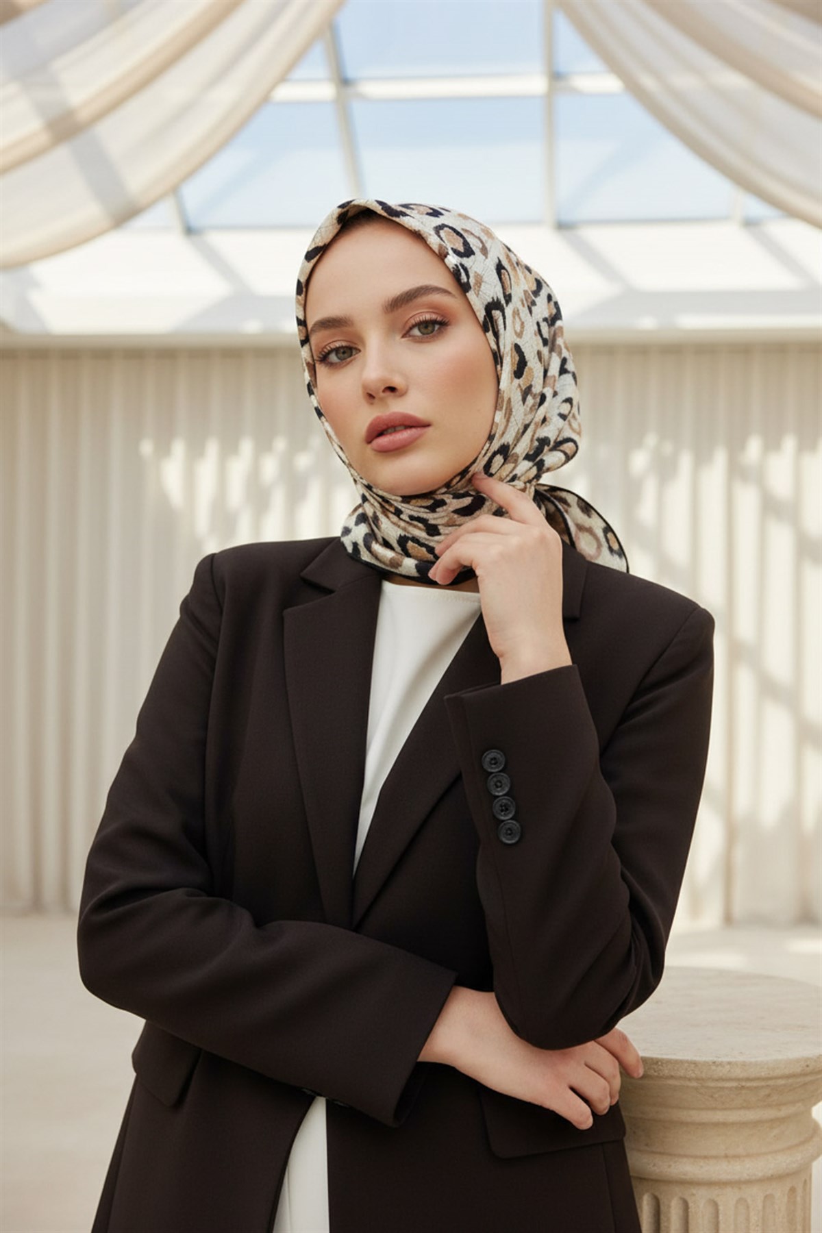 %100 Twill İpek Renkli Leopari Desenli Bej - Siyah Renkli 90x90 Eşarp Kenar Dikiş Şekli El Dikişli