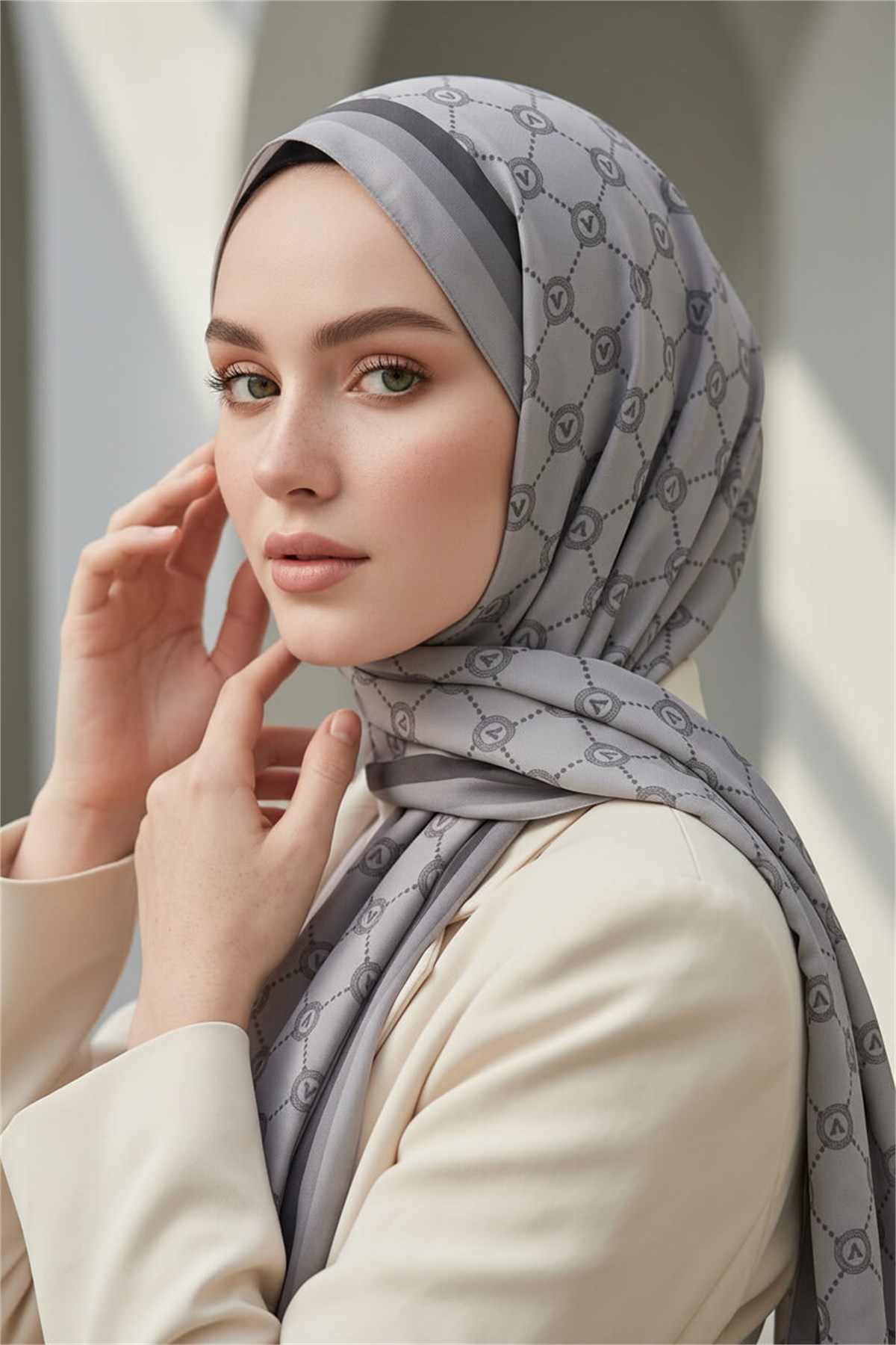 KREP MONOGRAM DESENLİ GRİ RENKLİ 75X195 KIRIŞMAZ ŞAL