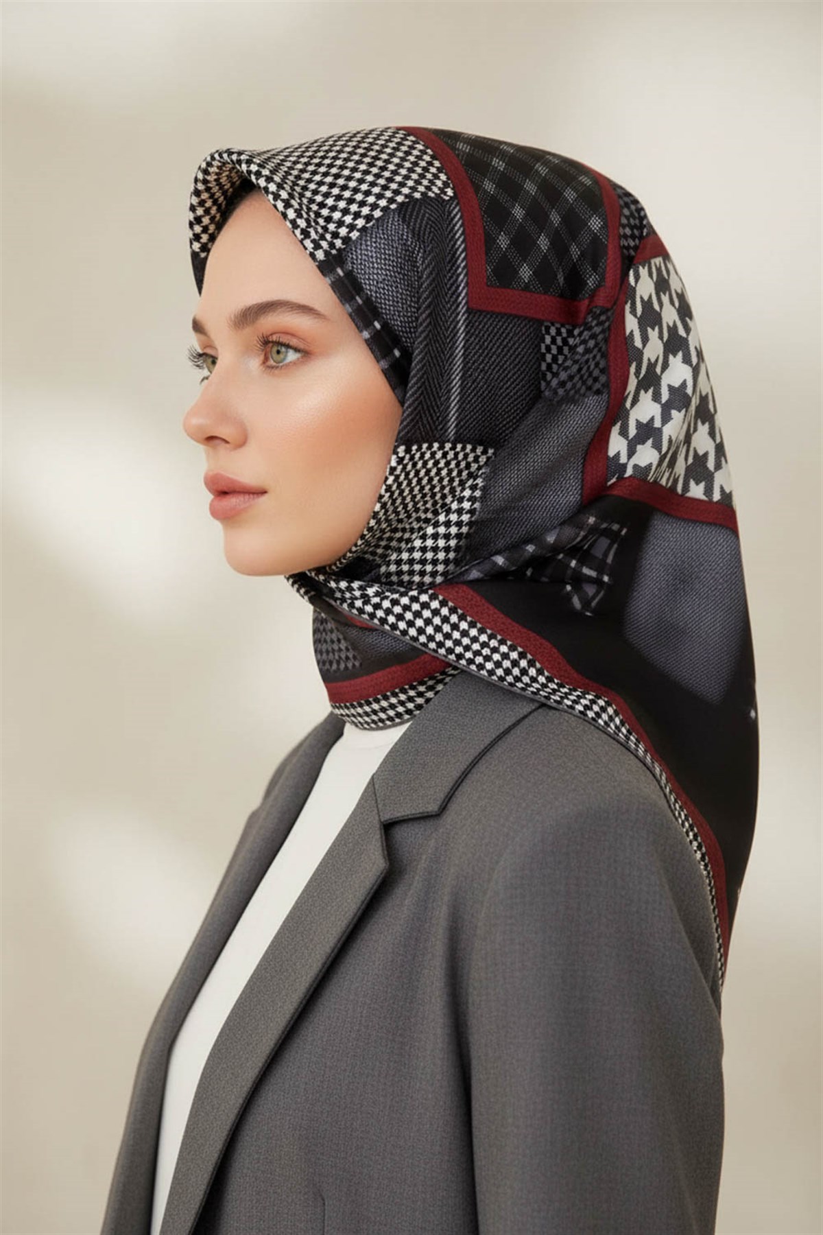 %100 Twill İpek Kazakayaklı Ve Ekose Desenli Gri - Kırmızı Renkli 90x90 Eşarp Dikim Şekli : El Dikişi
