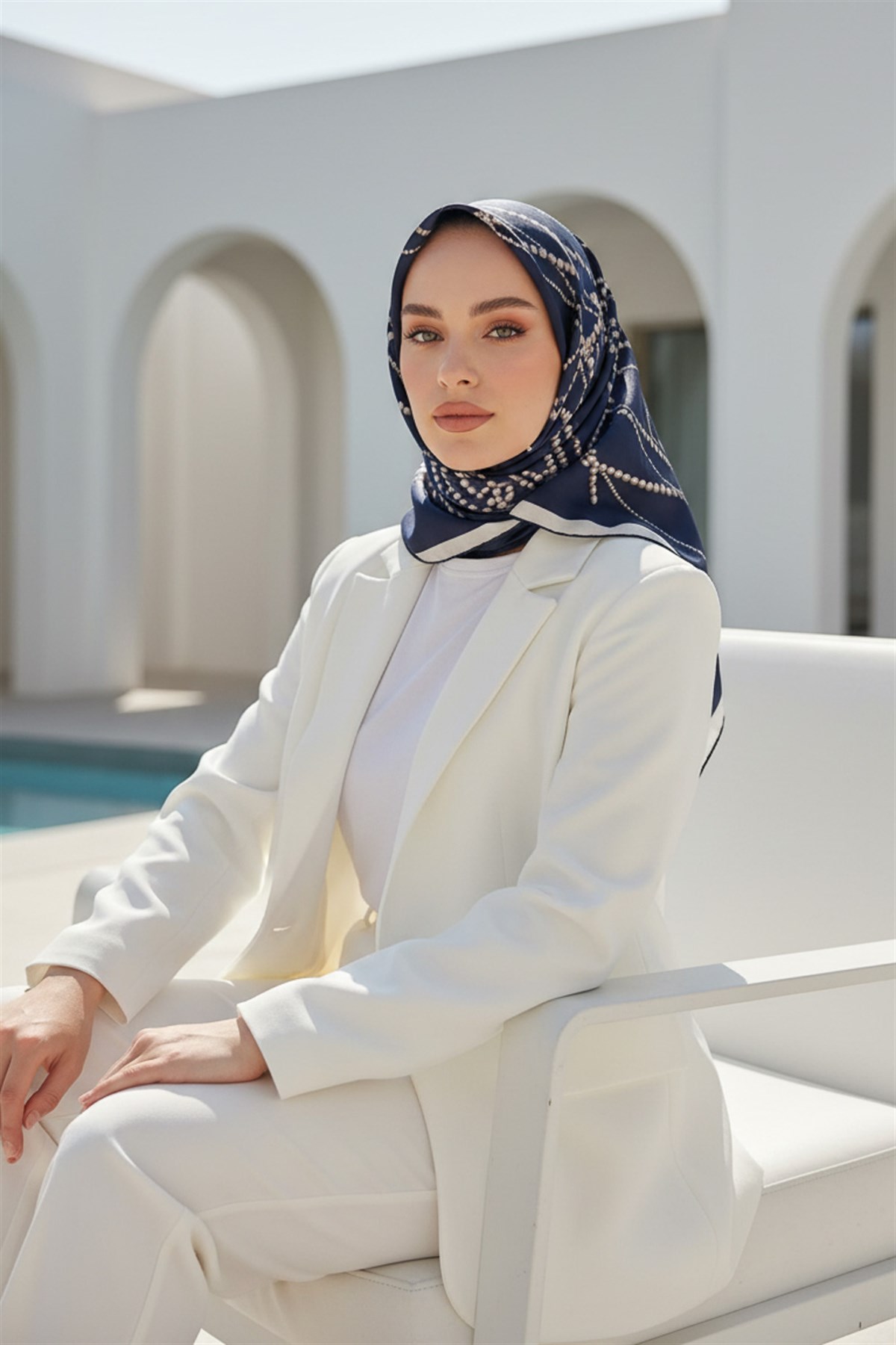 %100 Twill İpek İnci Desenli Lacivert - Beyaz Renkli 90x90 Eşarp Kenar Dikiş Şekli : El Dikişli