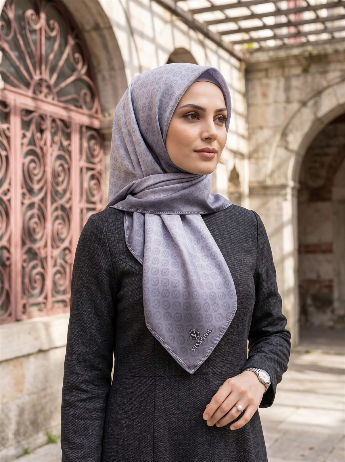 %100 Twill İpek Monogram Desenli Gümüş Renkli 90x90 Eşarp Dikim Şekli : El Dikişi