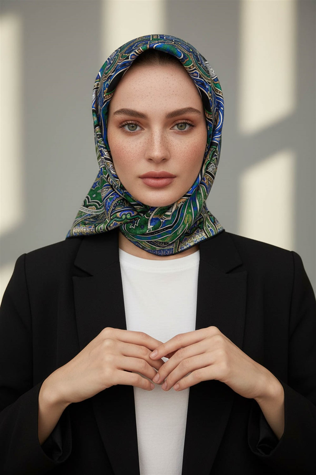 100% Twill İpek Etnik Desenli Saks - Zümrüt Yeşili Renkli 90x90 Dikim Şekli : El Dikişi Eşarp