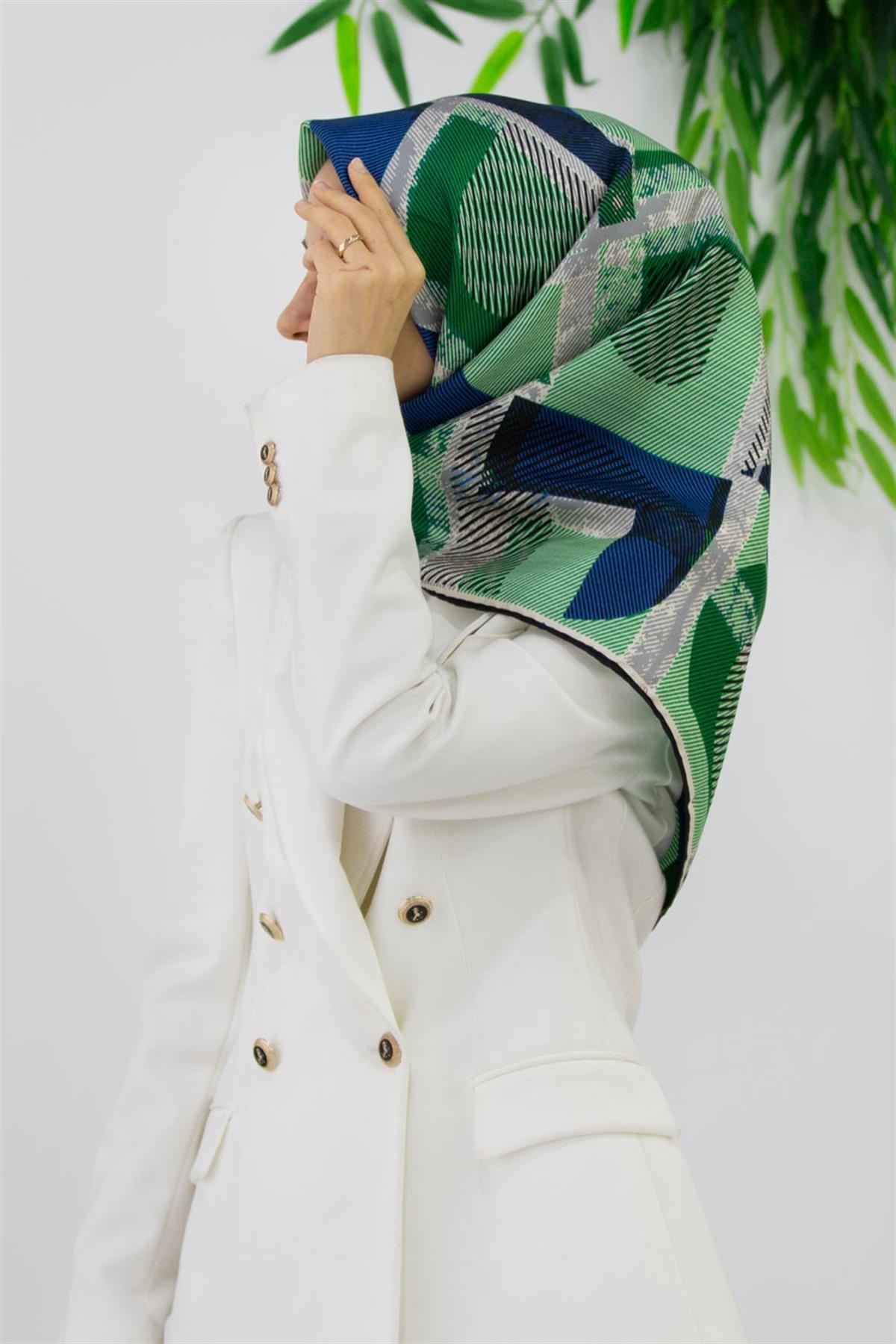 %100 Twill İpek Geometri Desenli Saks - Zümrüt Yeşili Renkli 90x90 Eşarp Kenar Dikiş Şekli El Dikişli