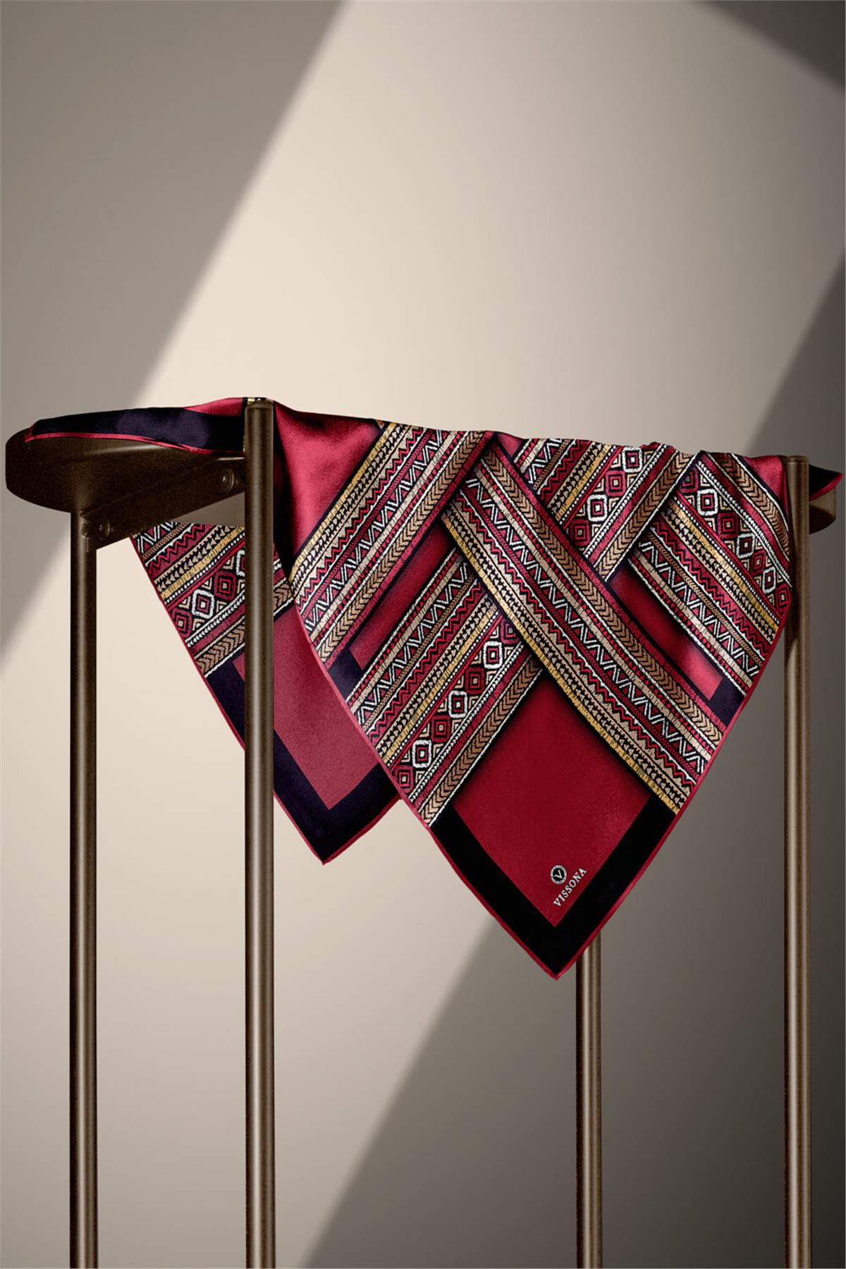 %100 Twill İpek Etnik Desenli Siyah - Bordo Renkli 90x90 Eşarp Dikim Şekli : El Dikişi