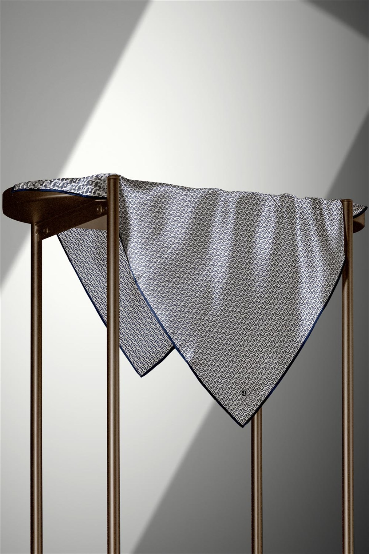 %100 Twill İpek Çizgi Desenli Krem - Lacivert Renkli 90x90 Eşarp Dikim Şekli : El Dikişi