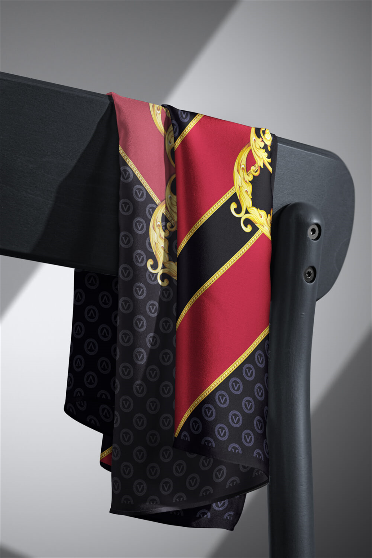 %100 Twill İpek Monogram Ve Barok Desenli Siyah - Bordo Renkli 90x90 Eşarp Dikim Şekli : El Dikişi