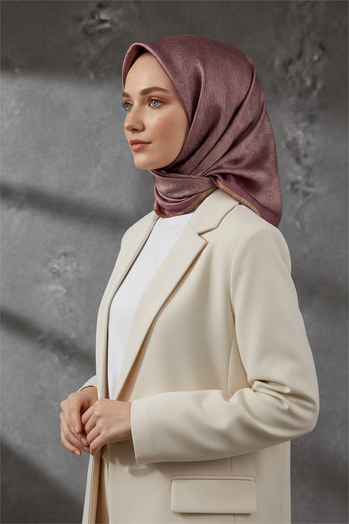 Rayon Degra Desenli Bakır Renkli 90x90 Dikim Şekli : El Dikişi Eşarp (İpek İçermez) Kenar Dikiş Şekli El Dikişli