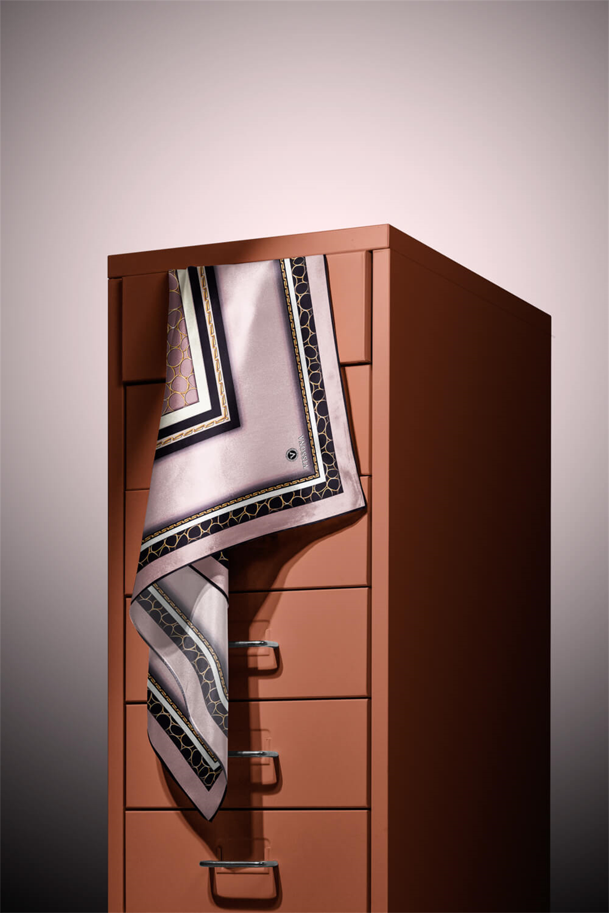 % 57 İPEK % 43 VİSKON Twill İpek Gold Halka Desenli Pudra - Siyah Renkli 90x90 Eşarp Dikim Şekli : El Dikişi