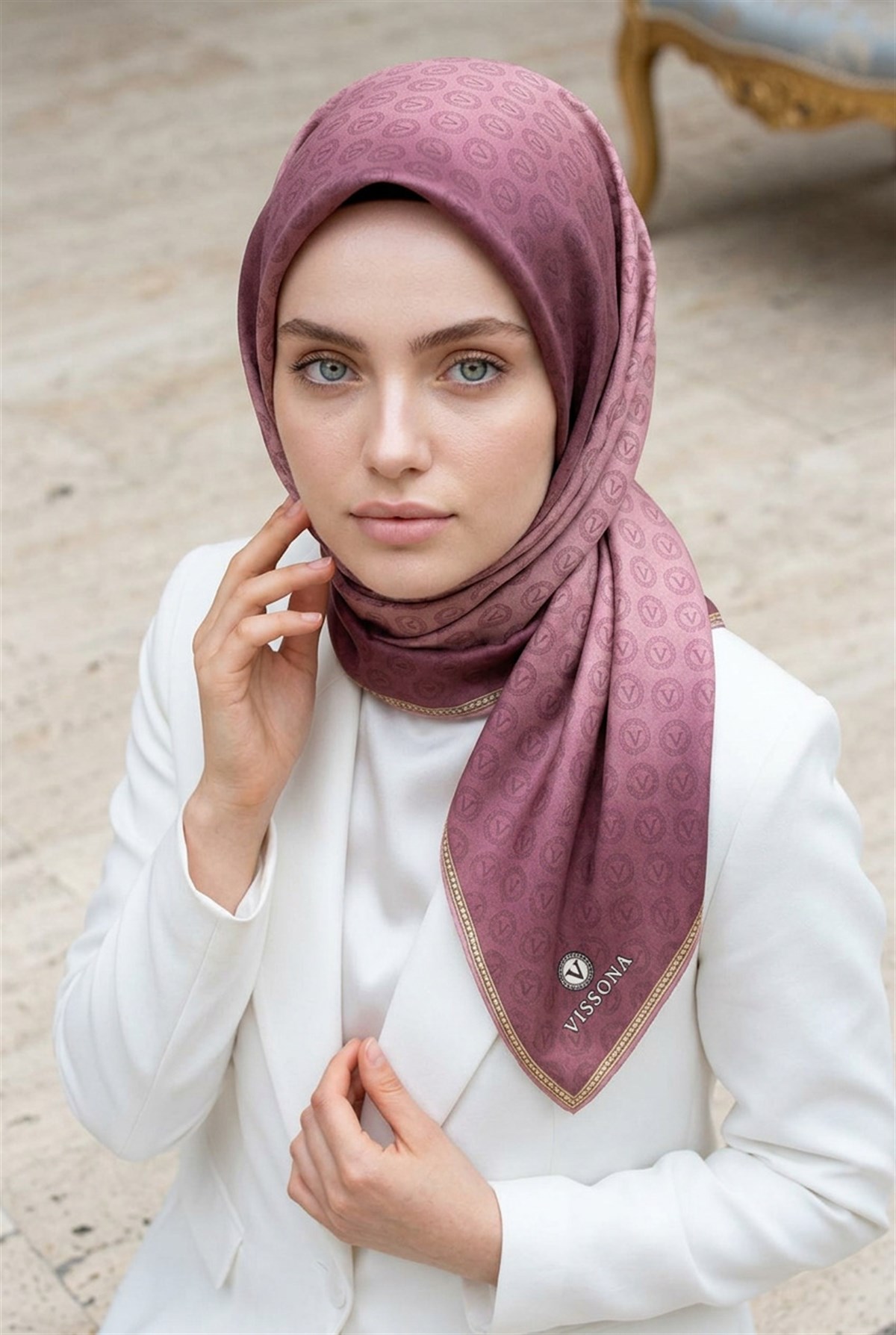 %100 Twill İpek Monogram Desenli Gül Kurusu Renkli 90x90 Eşarp Dikim Şekli : El Dikişi
