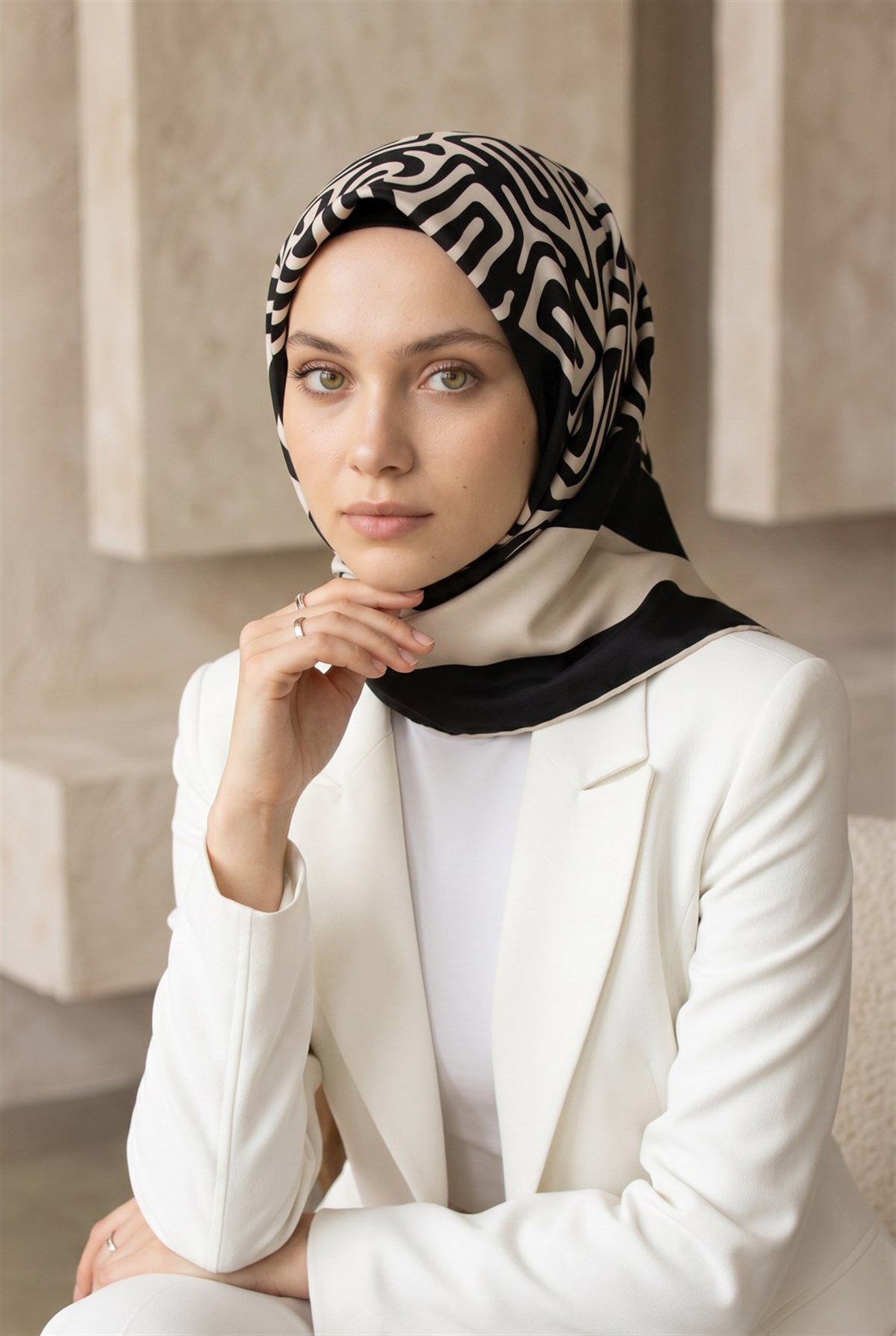 100% Twill İpek Bordürlü Dalga Desenli Siyah - Krem Renkli 90x90 Dikim Şekli : El Dikişi Eşarp