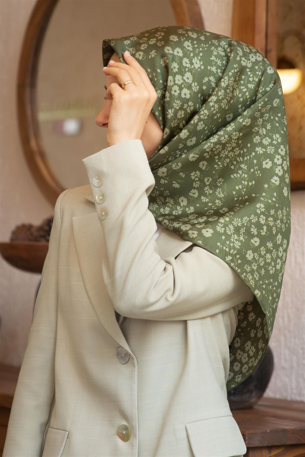 %100 Twill İpek Çıtır Çiçek Desenli Haki Renkli 90x90 Eşarp Dikim Şekli : El Dikişi