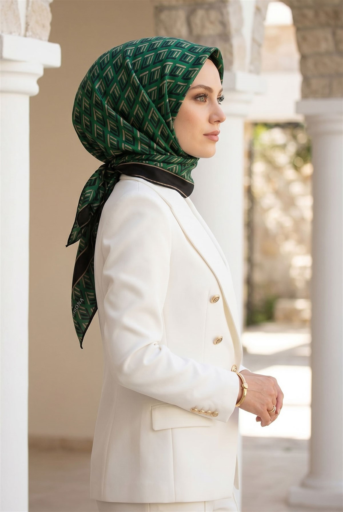 % 57 İPEK % 43 VİSKON Twill İpek Geometrik Desenli Zümrüt Yeşili - Siyah Renkli 90x90 Eşarp Dikim Şekli : El Dikişi