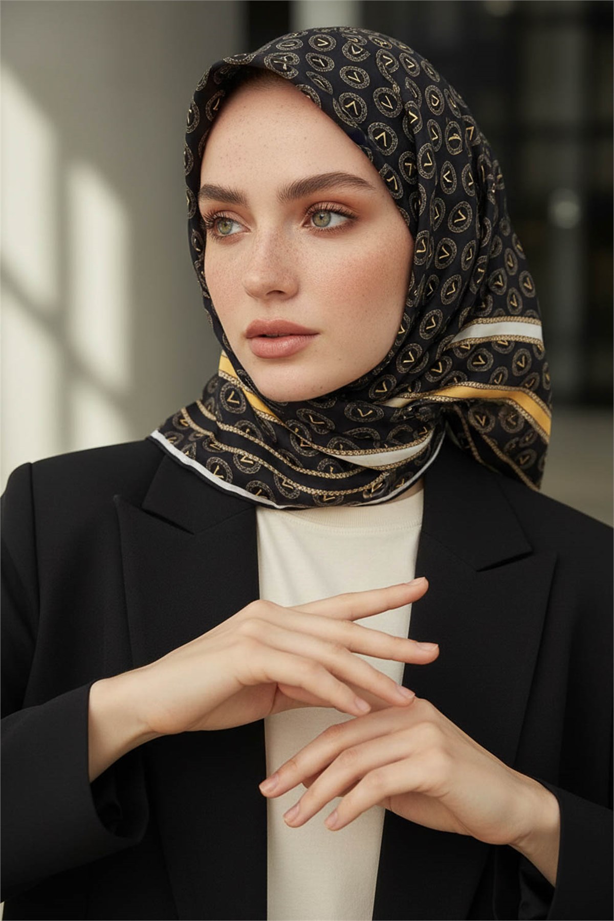 %100 Twill İpek Monogram Desenli Siyah - Gold Renkli 90x90 Eşarp Dikim Şekli : El Dikişi