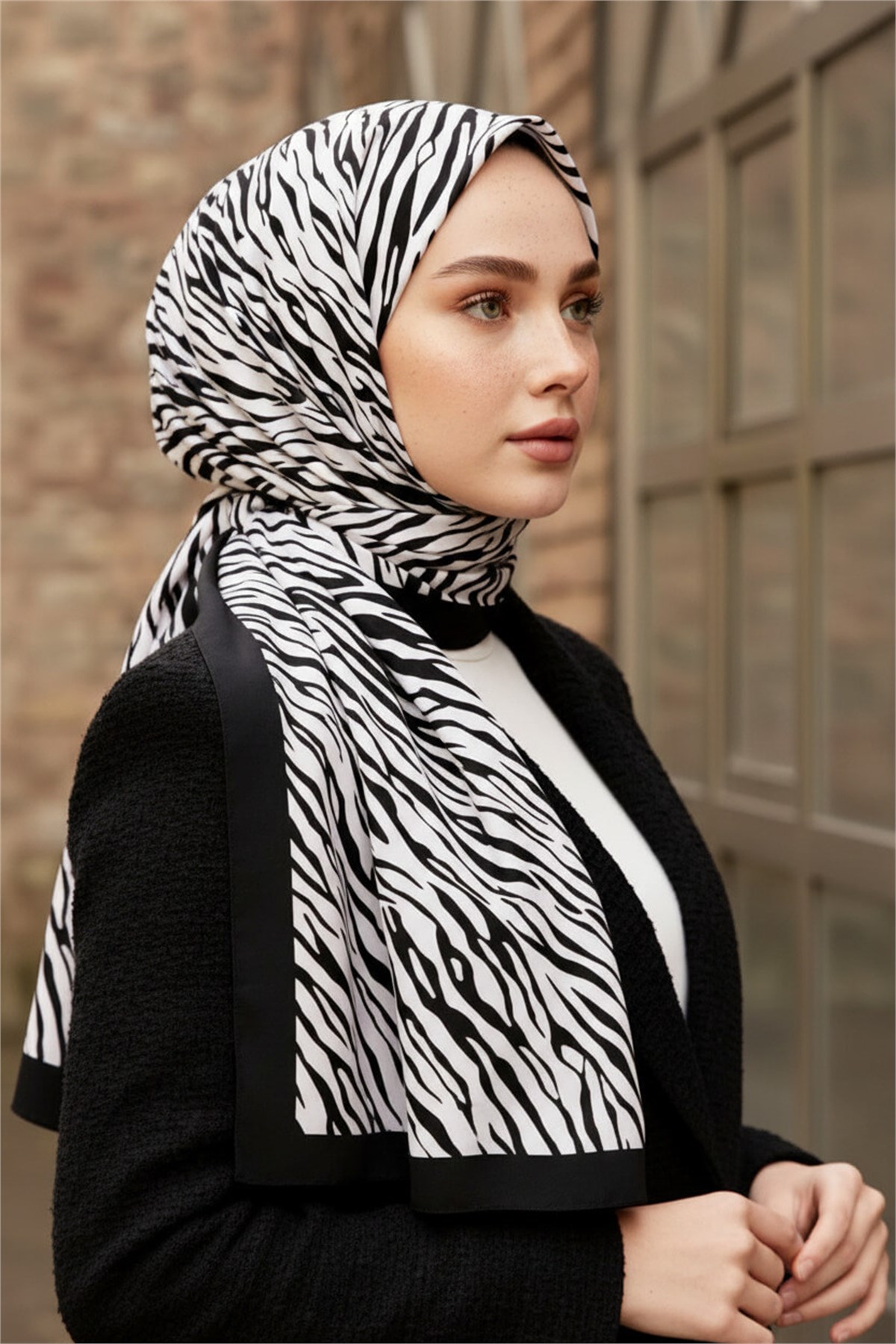 KREP GEOMETRİK DESENLİ SİYAH - BEYAZ RENKLİ 75X195 KIRIŞMAZ ŞAL