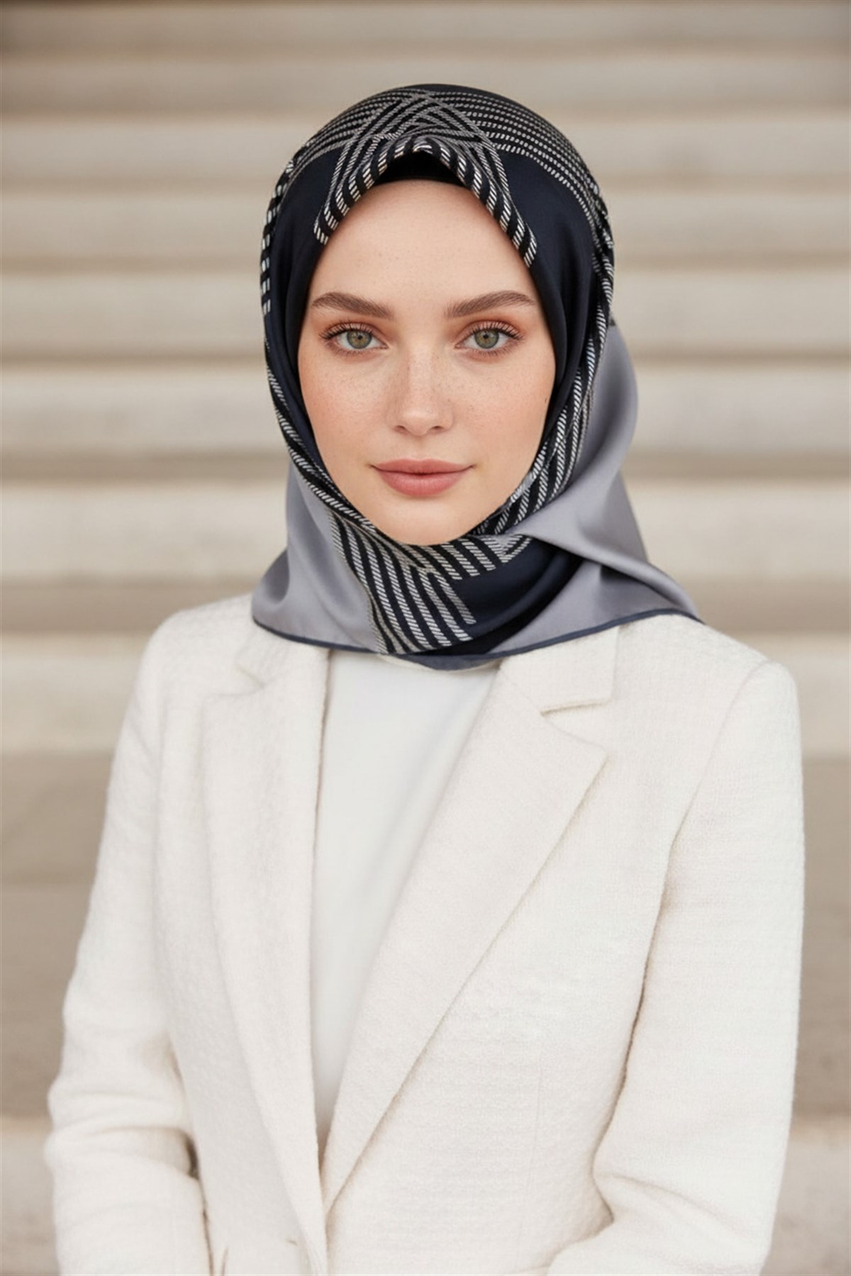 %100 Twill İpek Geometrik Desenli İndigo Renkli 90x90 Eşarp Dikim Şekli : El Dikişi