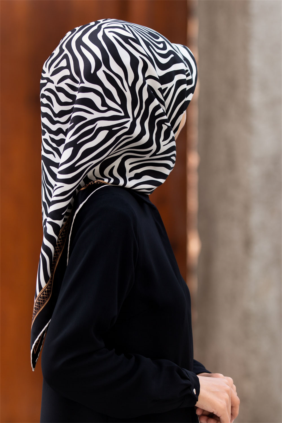 %100 Twill İpek Zebra Desenli Siyah - Krem Renkli 90x90 Eşarp Dikim Şekli : El Dikişi