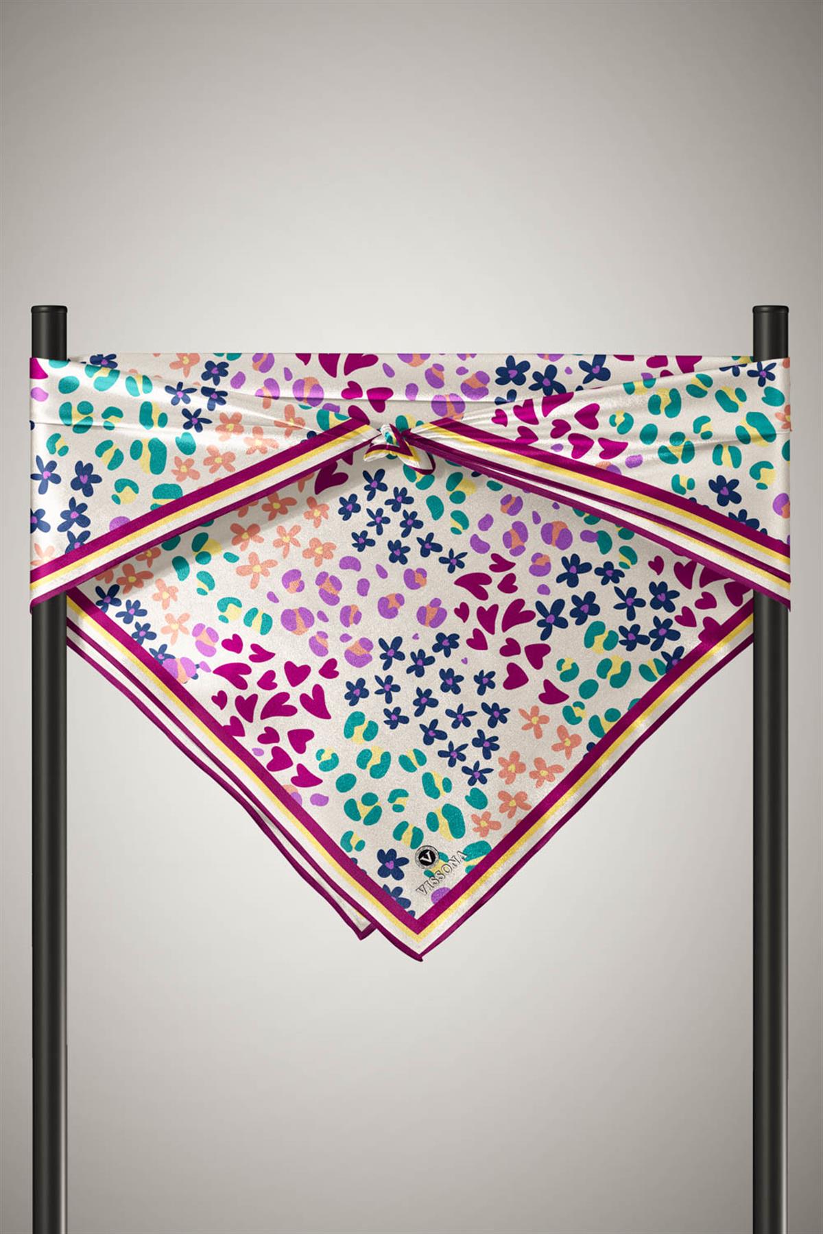 %100 Twill İpek Kalpli Leopar Desenli Krem - Mürdüm Renkli 90x90 Eşarp Dikim Şekli : El Dikişi