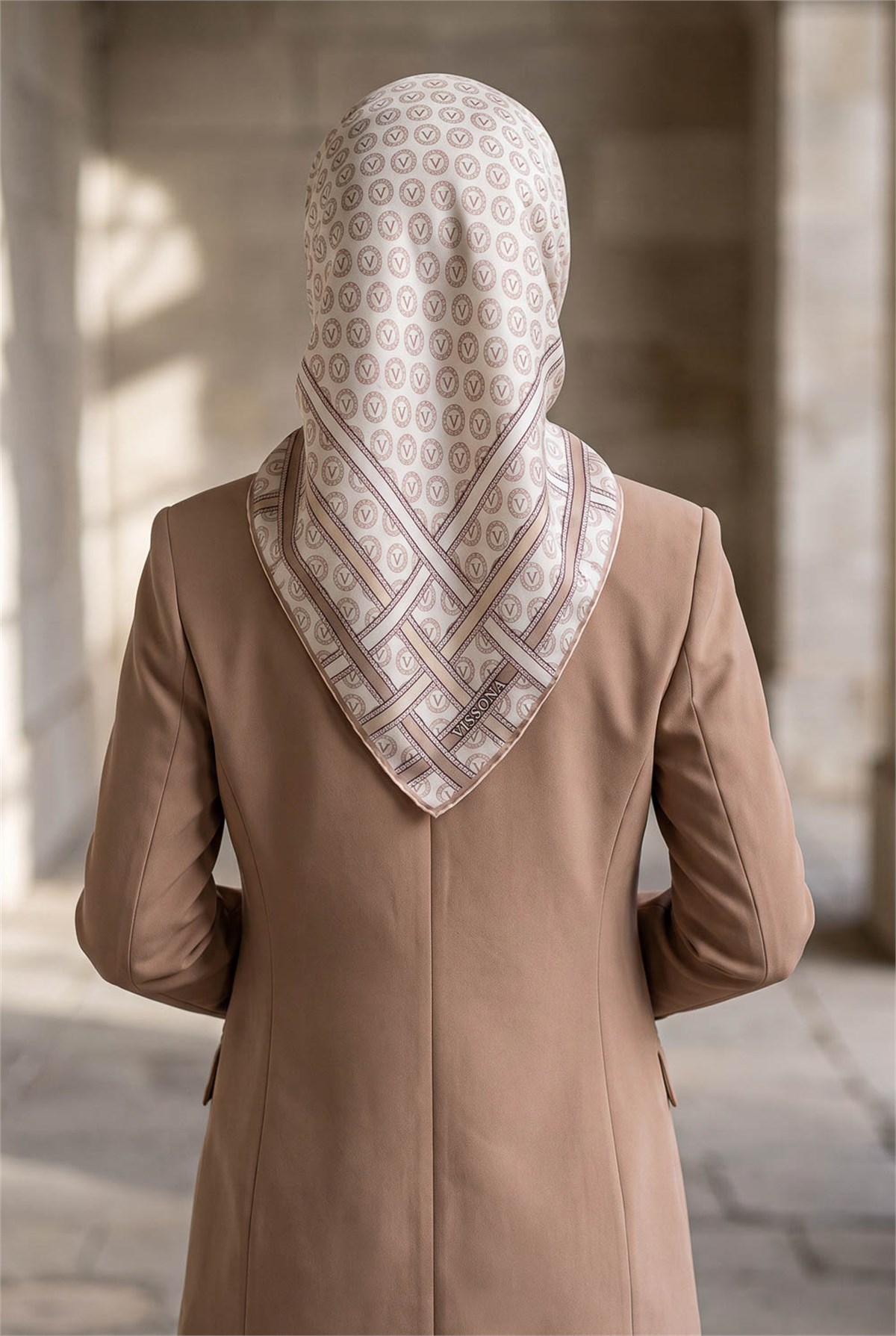 %100 Twill İpek Monogram Desenli Krem - Somon Renkli 90x90 Eşarp Dikim Şekli : El Dikişi