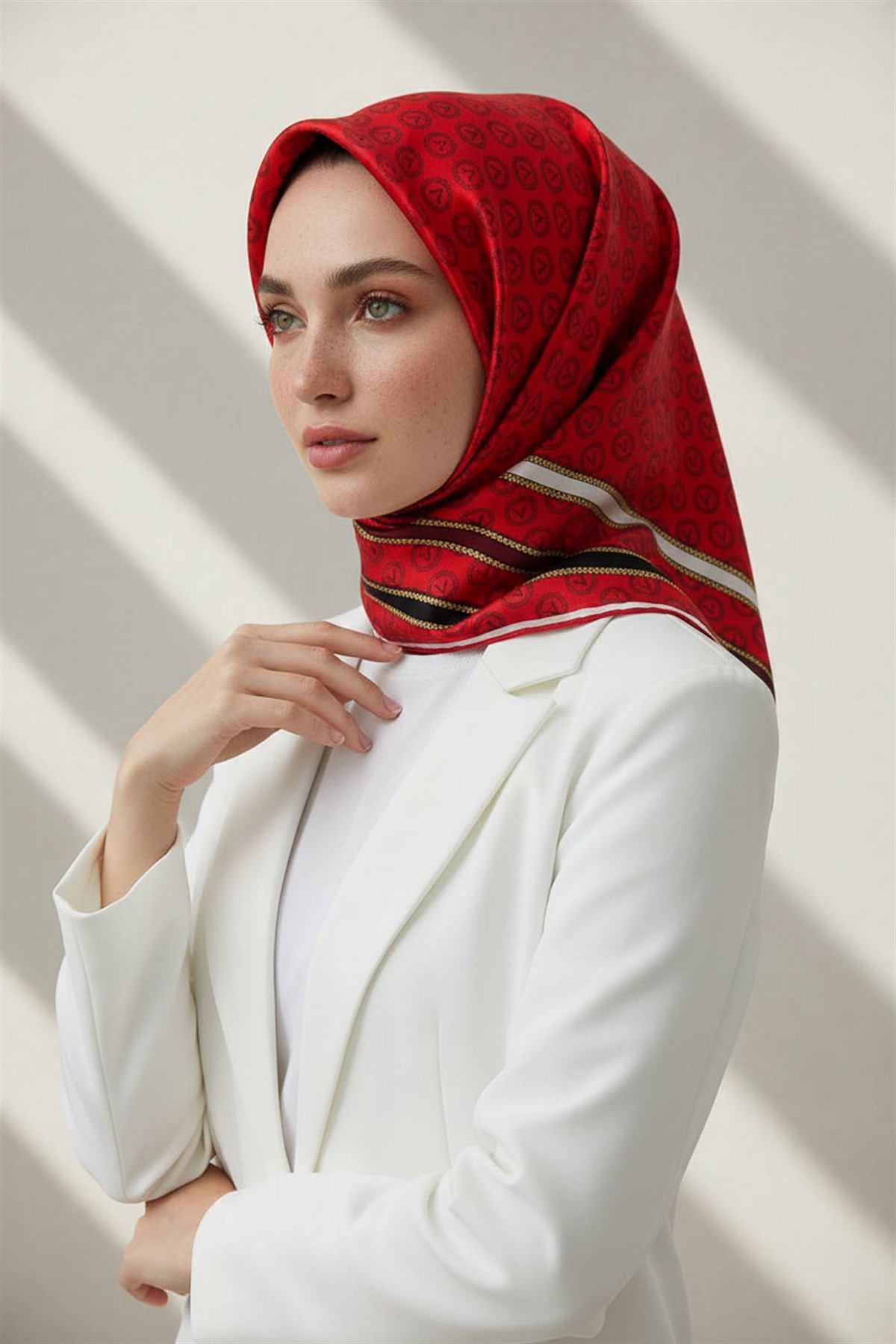 %100 Twill İpek Monogram Desenli Kırmızı - Siyah Renkli 90x90 Eşarp Dikim Şekli : El Dikişi