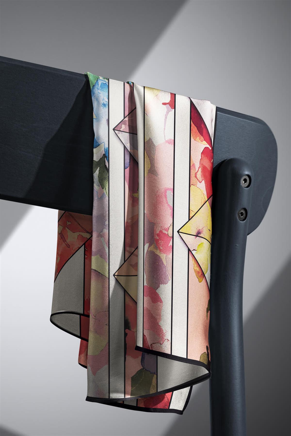 %100 Twill İpek Bahar Çiçekleri Desenli Pudra - Bebe Mavisi Renkli 90x90 Eşarp Kenar Dikiş Şekli El Dikişli