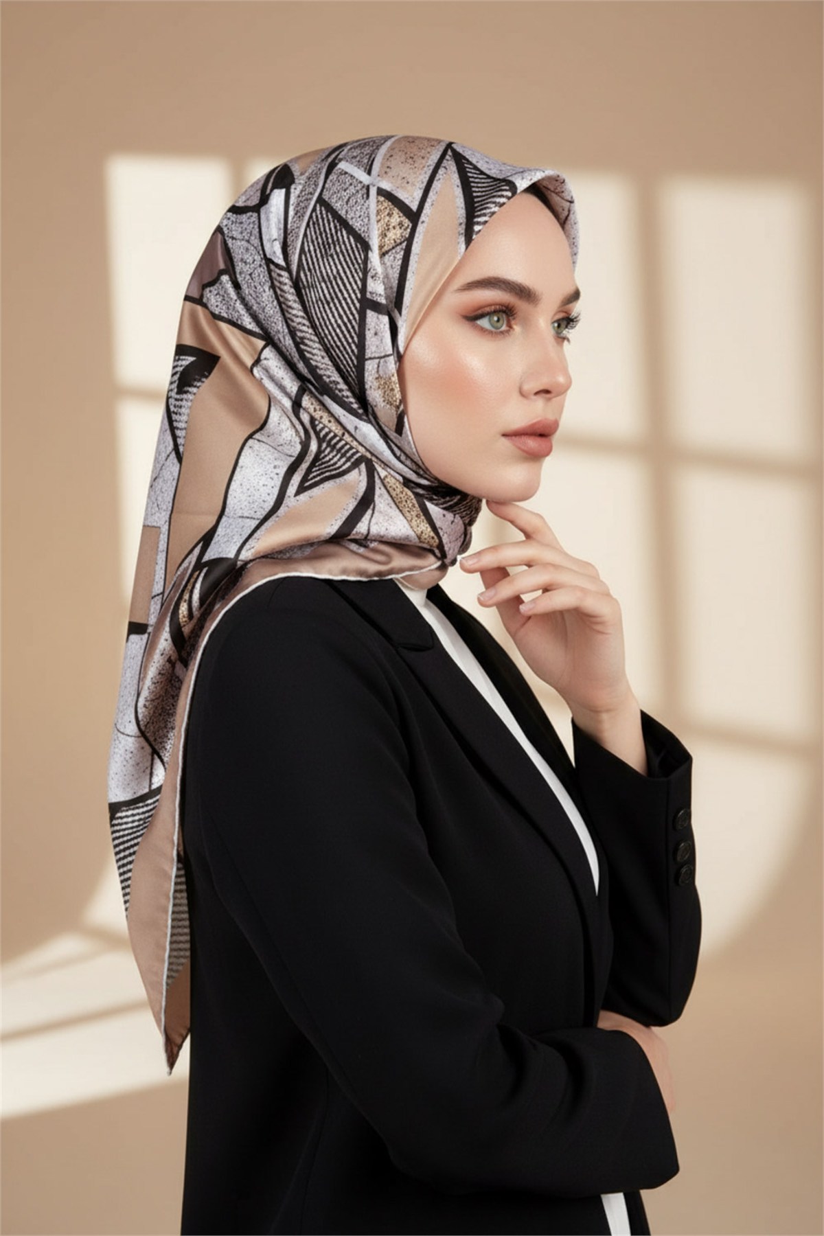 Kristal Geometrik Desenli Gri - Bej Renkli 90x90 Eşarp (İpek İçermez) Kenar Dikiş Şekli El Dikişli